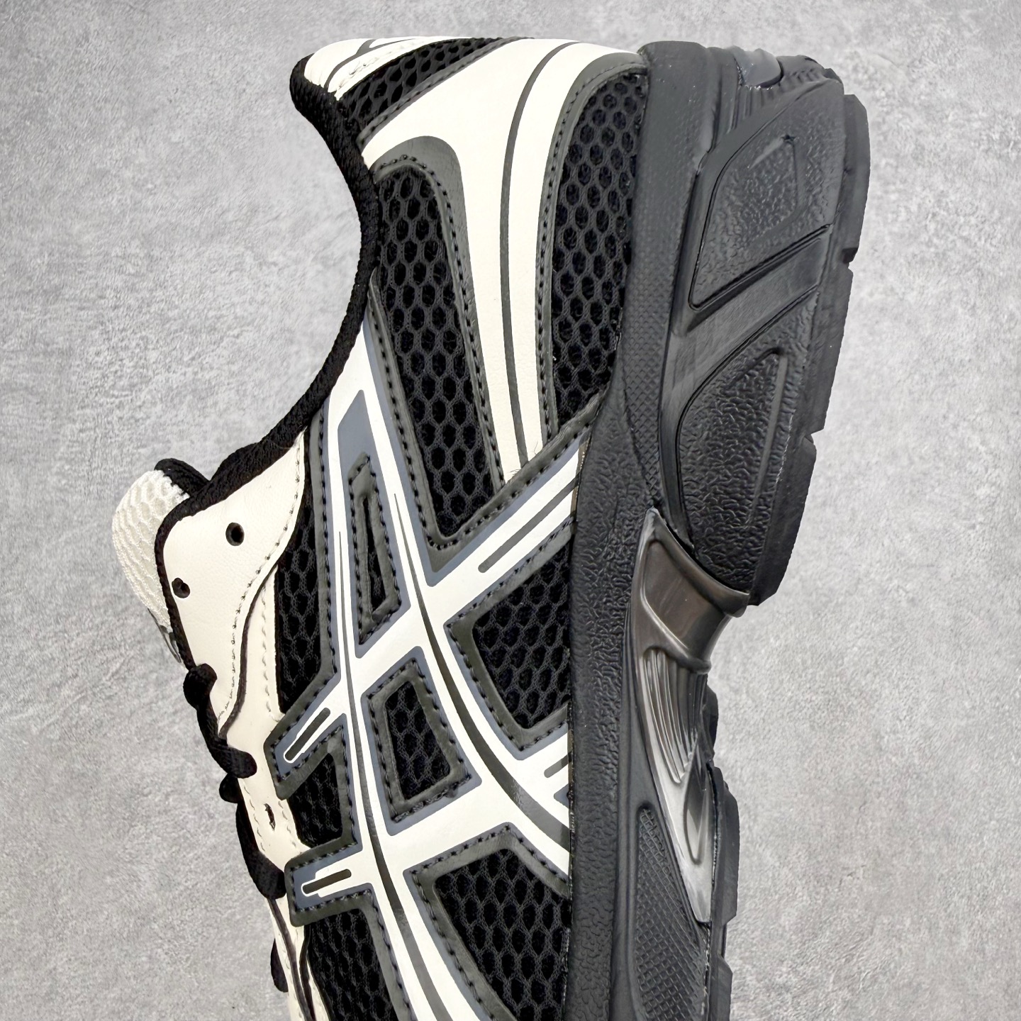 ＃XN Asics Gel-1130 亚瑟士系列低帮复古休闲运动慢跑鞋 整双鞋在鞋面部分选用网眼布与皮革