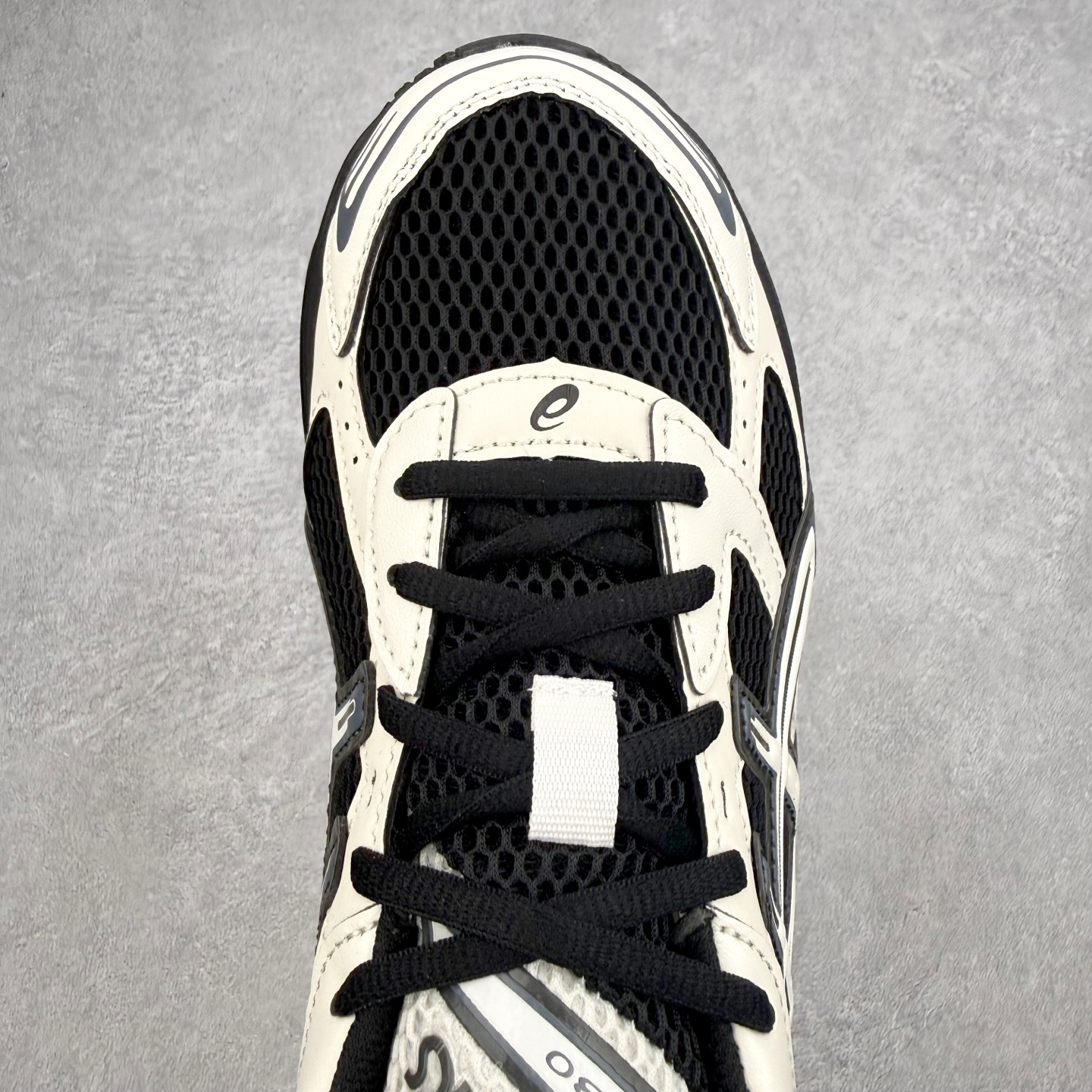 ＃XN Asics Gel-1130 亚瑟士系列低帮复古休闲运动慢跑鞋 整双鞋在鞋面部分选用网眼布与皮革