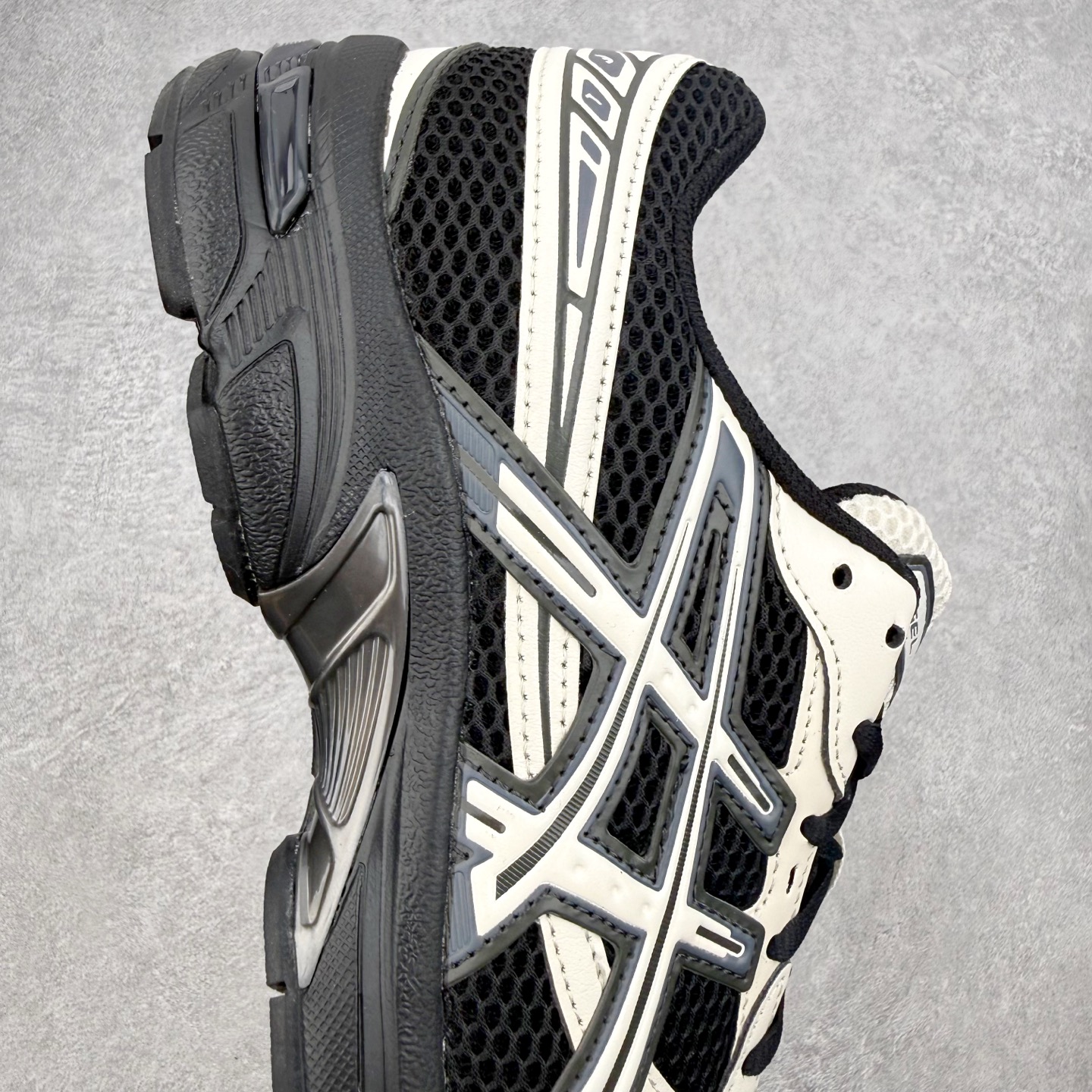 ＃XN Asics Gel-1130 亚瑟士系列低帮复古休闲运动慢跑鞋 整双鞋在鞋面部分选用网眼布与皮革