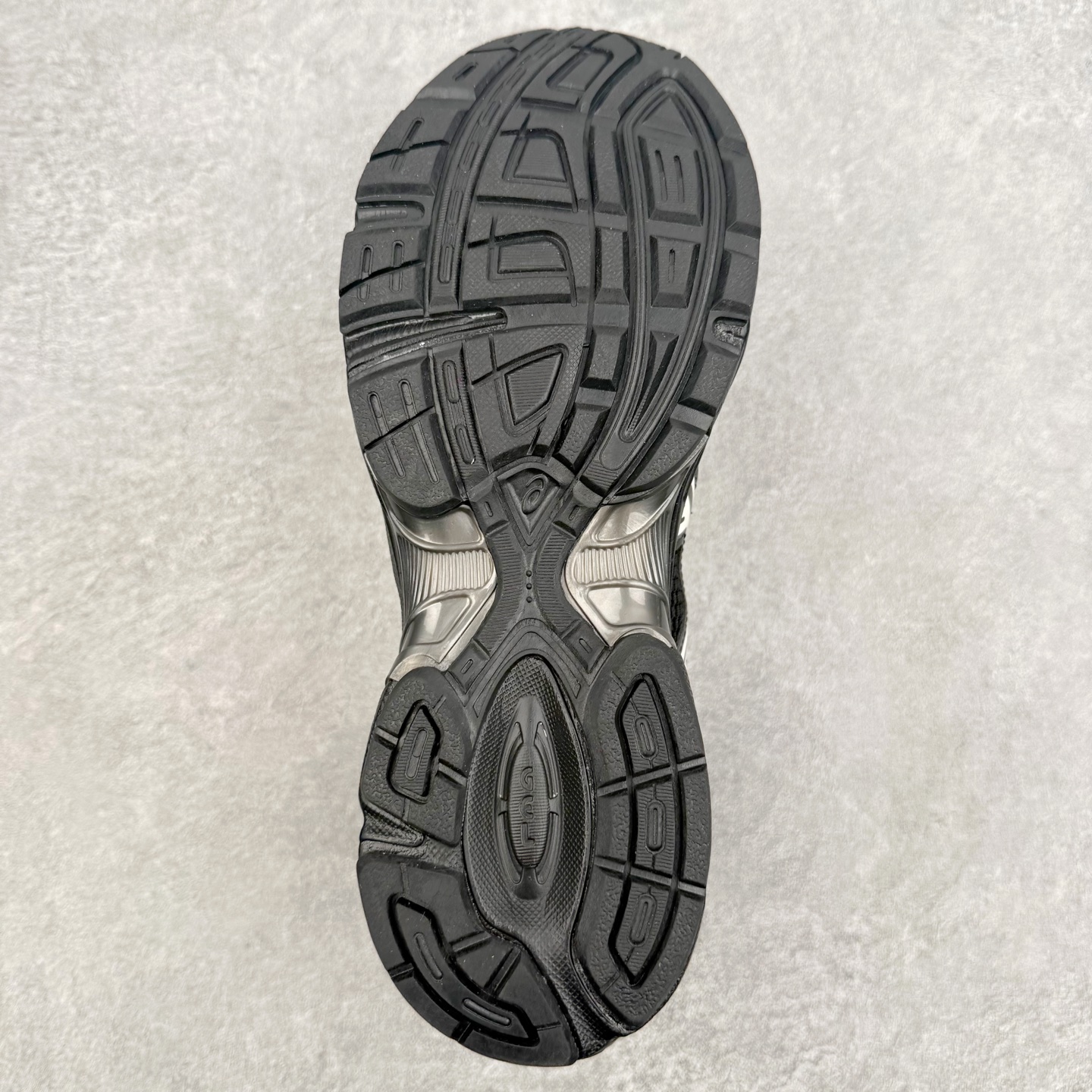 ＃XN Asics Gel-1130 亚瑟士系列低帮复古休闲运动慢跑鞋 整双鞋在鞋面部分选用网眼布与皮革
