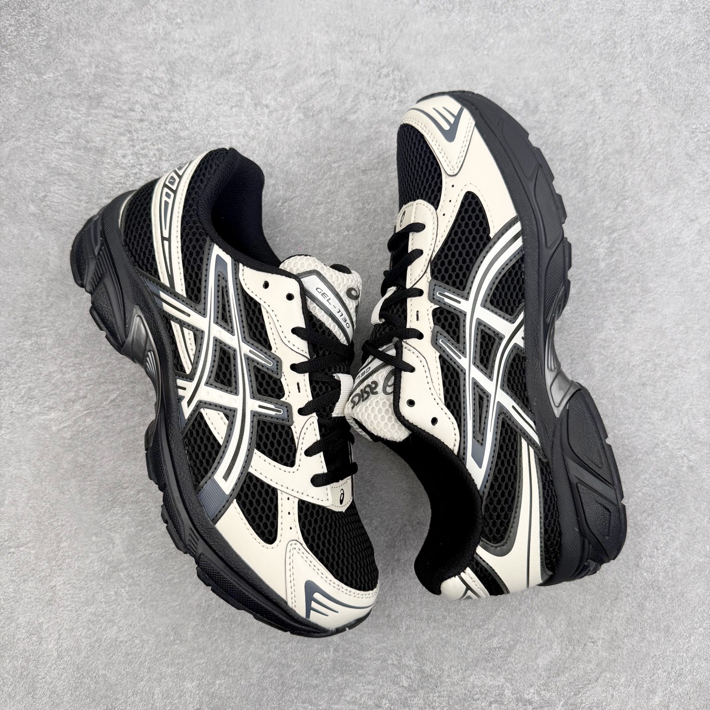 ＃XN Asics Gel-1130 亚瑟士系列低帮复古休闲运动慢跑鞋 整双鞋在鞋面部分选用网眼布与皮革