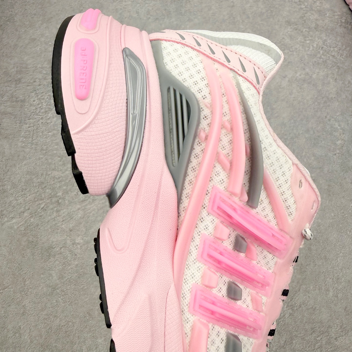 图片[6]-Pharrell x adidas Adistar Jellyfish 低帮水母复古风老爹鞋 Adistar Cushion联名出的这款复古老爹鞋简直是未来科技感十足 以3D风格焕新演绎标志性三条纹 为造型添上点睛之笔 金属质感视觉效果TPU自带哑光反射 非常的细节 最大的亮点无疑是鞋屁股 大块的tpu包裹 让增高的大底不再突兀 更显腿长脚细 尺码：36 36.5 37 38 38.5 39 40 40.5 41 42 42.5 43 44 44.5 45 46 47-选品中心