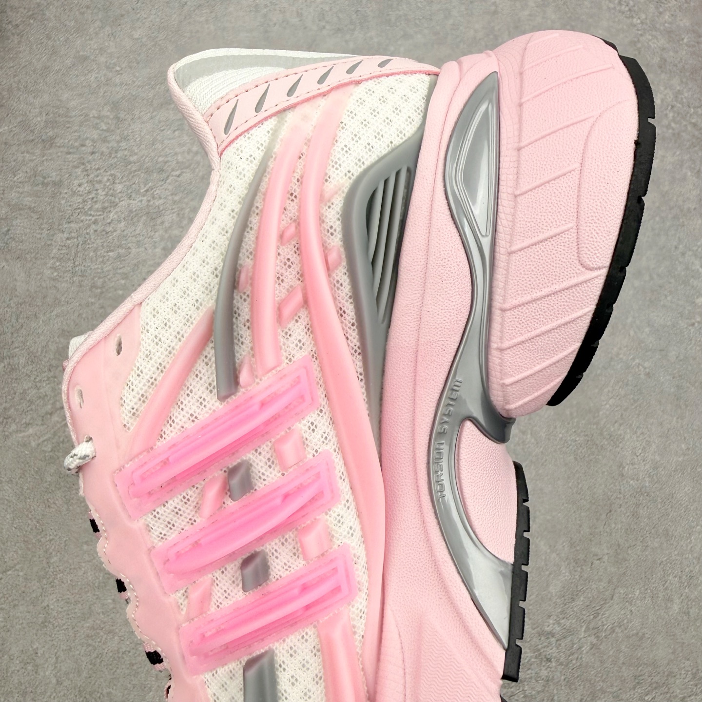 图片[7]-Pharrell x adidas Adistar Jellyfish 低帮水母复古风老爹鞋 Adistar Cushion联名出的这款复古老爹鞋简直是未来科技感十足 以3D风格焕新演绎标志性三条纹 为造型添上点睛之笔 金属质感视觉效果TPU自带哑光反射 非常的细节 最大的亮点无疑是鞋屁股 大块的tpu包裹 让增高的大底不再突兀 更显腿长脚细 尺码：36 36.5 37 38 38.5 39 40 40.5 41 42 42.5 43 44 44.5 45 46 47-选品中心