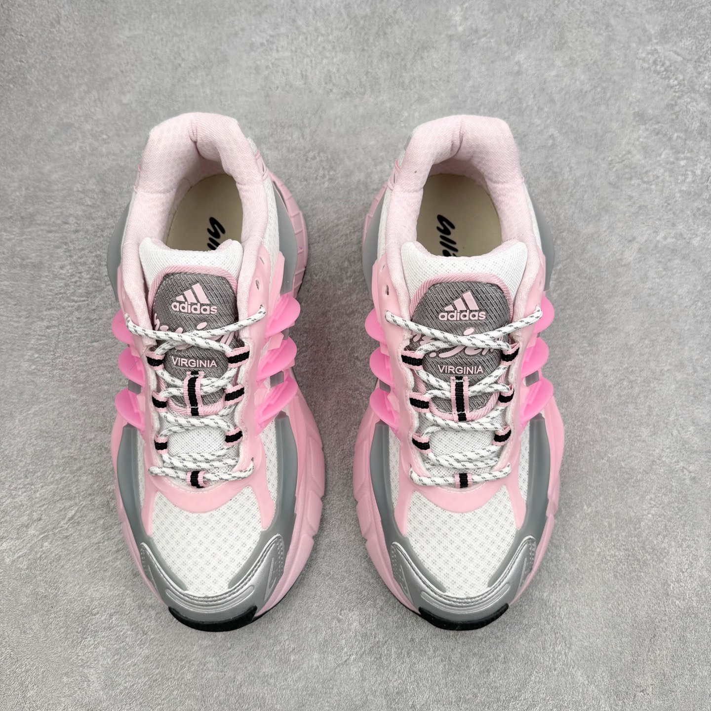 图片[2]-Pharrell x adidas Adistar Jellyfish 低帮水母复古风老爹鞋 Adistar Cushion联名出的这款复古老爹鞋简直是未来科技感十足 以3D风格焕新演绎标志性三条纹 为造型添上点睛之笔 金属质感视觉效果TPU自带哑光反射 非常的细节 最大的亮点无疑是鞋屁股 大块的tpu包裹 让增高的大底不再突兀 更显腿长脚细 尺码：36 36.5 37 38 38.5 39 40 40.5 41 42 42.5 43 44 44.5 45 46 47-选品中心