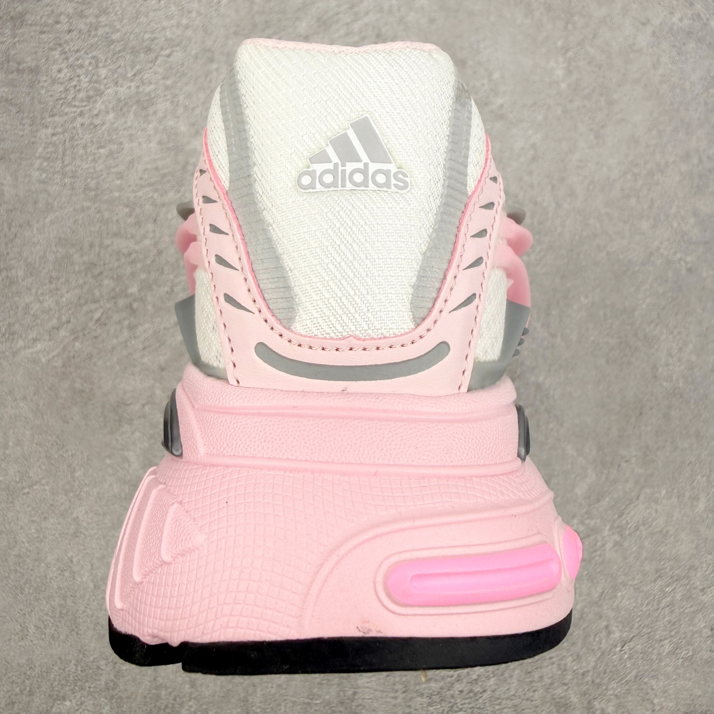 图片[8]-Pharrell x adidas Adistar Jellyfish 低帮水母复古风老爹鞋 Adistar Cushion联名出的这款复古老爹鞋简直是未来科技感十足 以3D风格焕新演绎标志性三条纹 为造型添上点睛之笔 金属质感视觉效果TPU自带哑光反射 非常的细节 最大的亮点无疑是鞋屁股 大块的tpu包裹 让增高的大底不再突兀 更显腿长脚细 尺码：36 36.5 37 38 38.5 39 40 40.5 41 42 42.5 43 44 44.5 45 46 47-选品中心