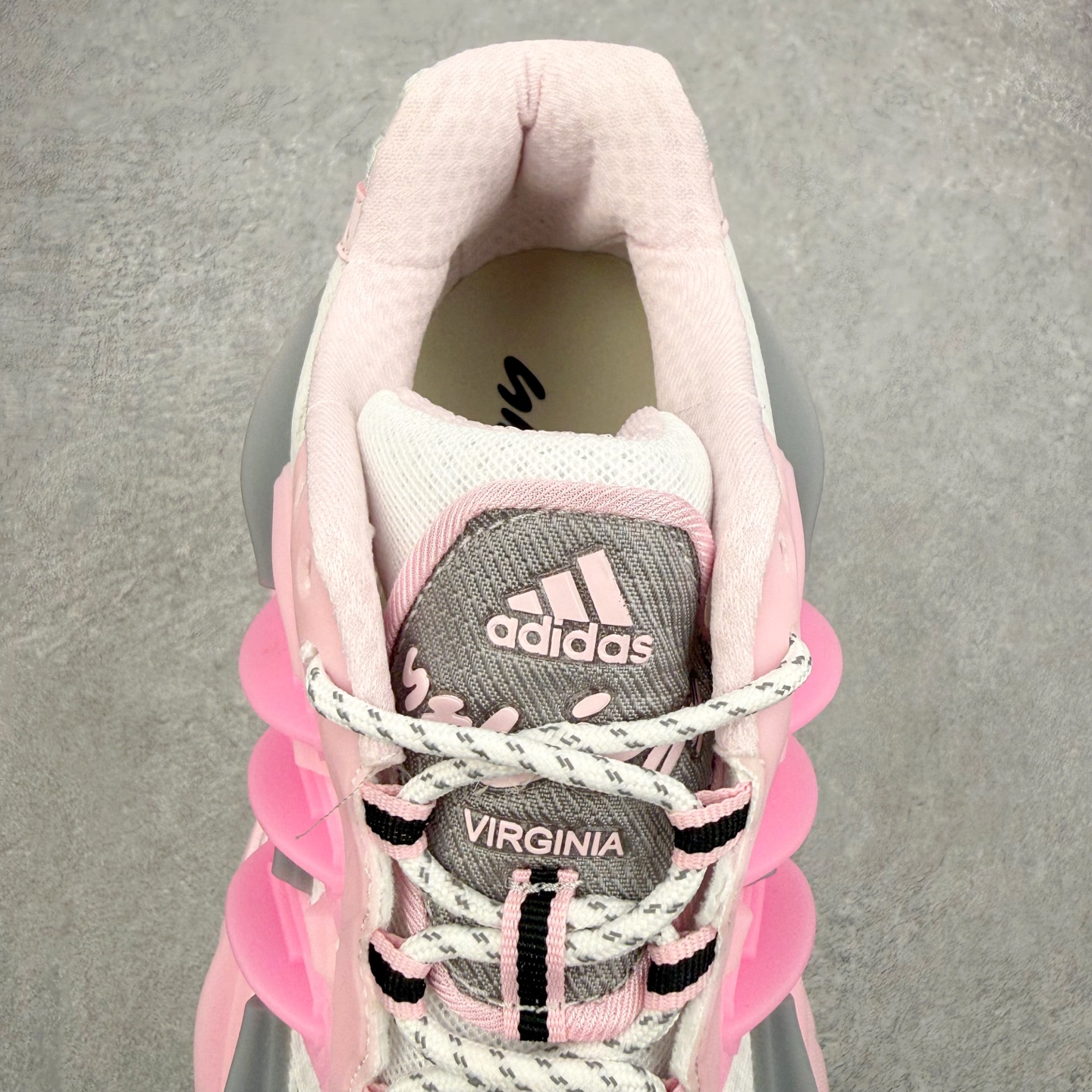 图片[5]-Pharrell x adidas Adistar Jellyfish 低帮水母复古风老爹鞋 Adistar Cushion联名出的这款复古老爹鞋简直是未来科技感十足 以3D风格焕新演绎标志性三条纹 为造型添上点睛之笔 金属质感视觉效果TPU自带哑光反射 非常的细节 最大的亮点无疑是鞋屁股 大块的tpu包裹 让增高的大底不再突兀 更显腿长脚细 尺码：36 36.5 37 38 38.5 39 40 40.5 41 42 42.5 43 44 44.5 45 46 47-选品中心