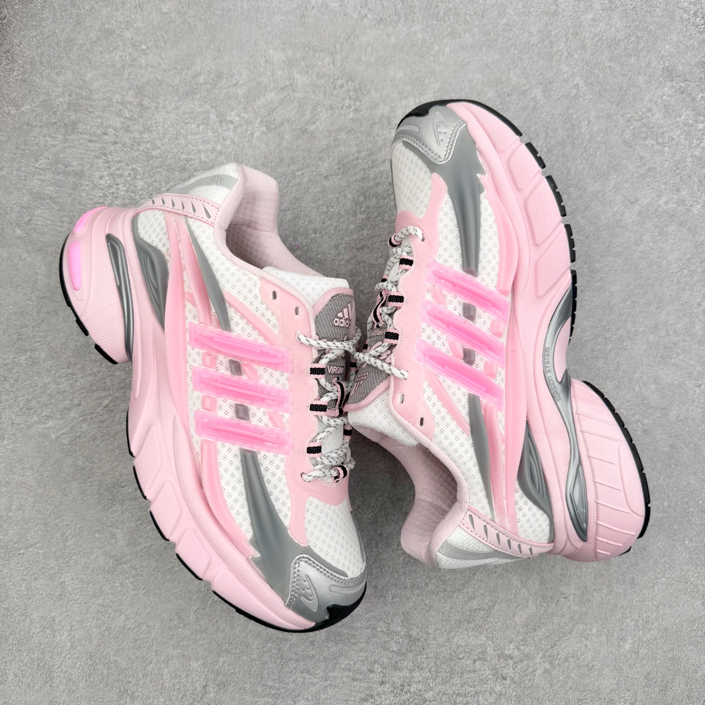 图片[3]-Pharrell x adidas Adistar Jellyfish 低帮水母复古风老爹鞋 Adistar Cushion联名出的这款复古老爹鞋简直是未来科技感十足 以3D风格焕新演绎标志性三条纹 为造型添上点睛之笔 金属质感视觉效果TPU自带哑光反射 非常的细节 最大的亮点无疑是鞋屁股 大块的tpu包裹 让增高的大底不再突兀 更显腿长脚细 尺码：36 36.5 37 38 38.5 39 40 40.5 41 42 42.5 43 44 44.5 45 46 47-选品中心