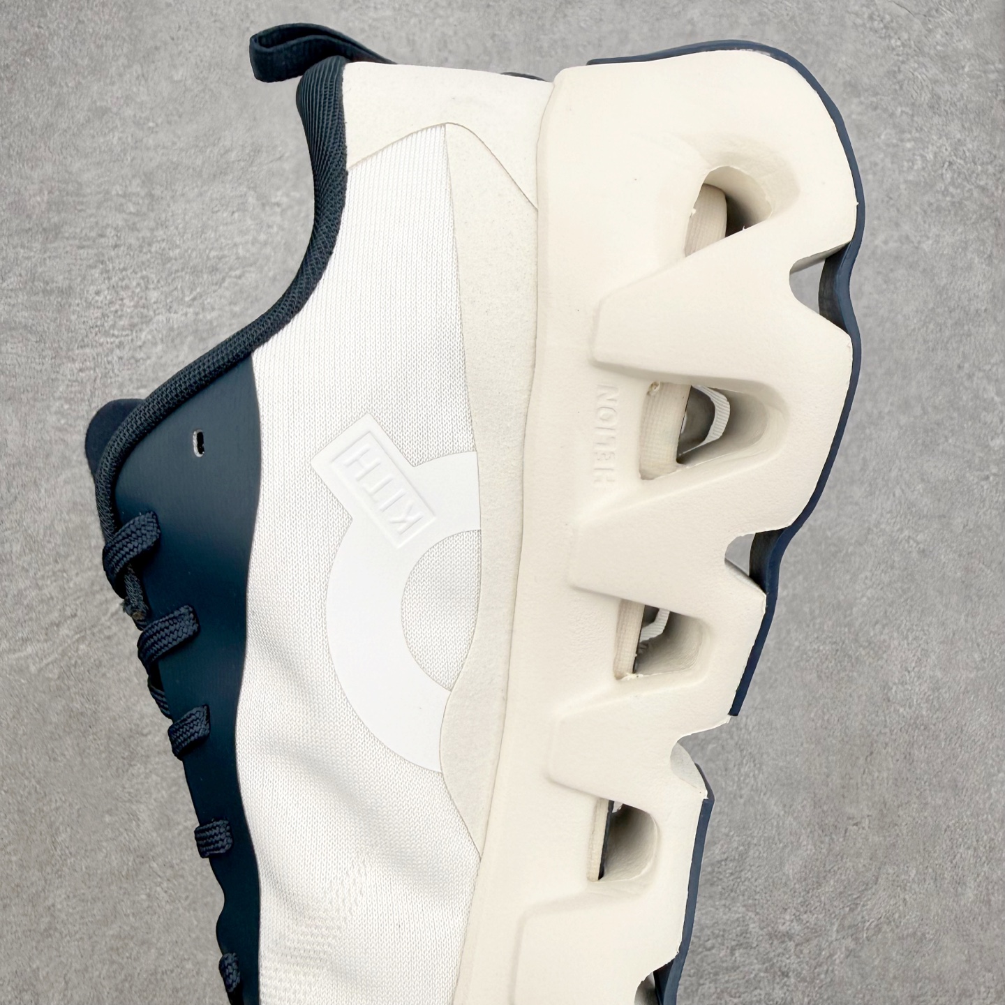 On x KITH K-Tech 1 昂跑舒适贴合透气跑步鞋 四层组合大底 原数据开版 这款联名跑鞋采用