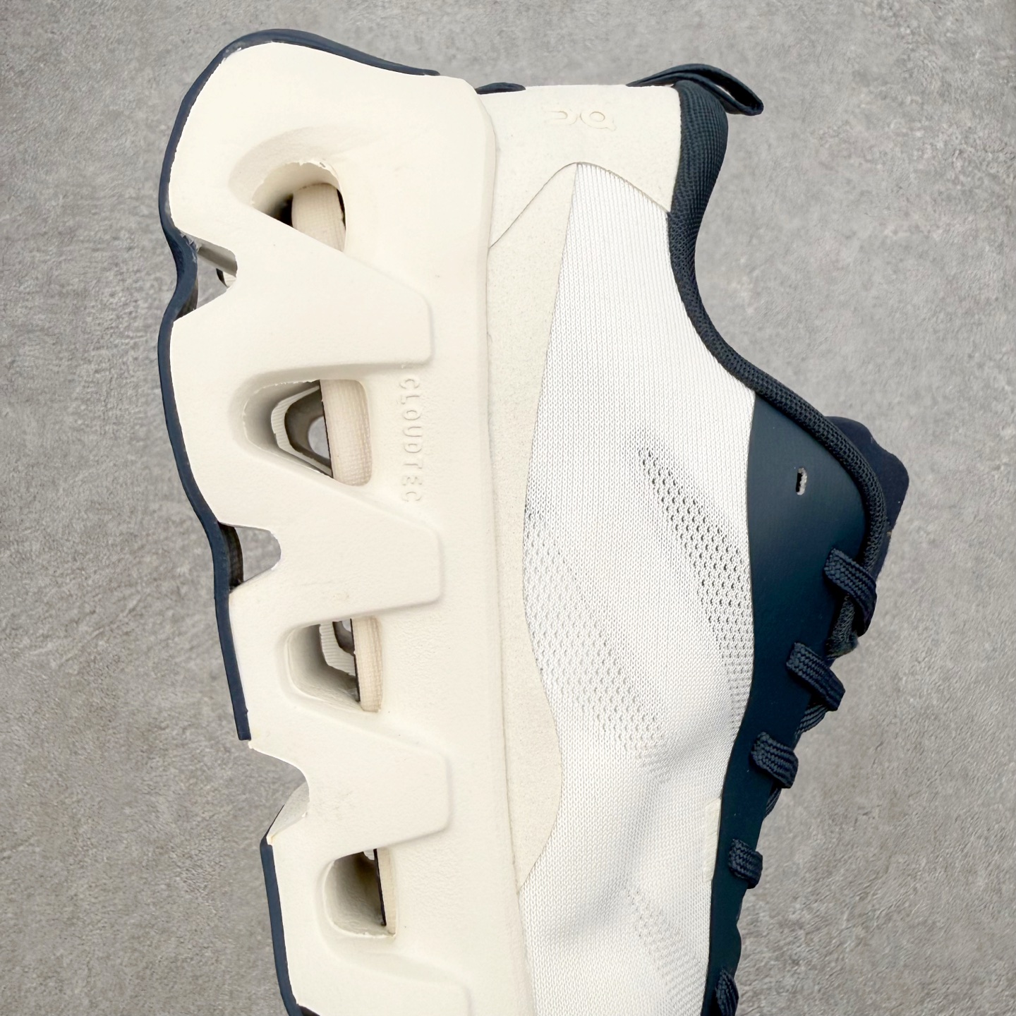 On x KITH K-Tech 1 昂跑舒适贴合透气跑步鞋 四层组合大底 原数据开版 这款联名跑鞋采用