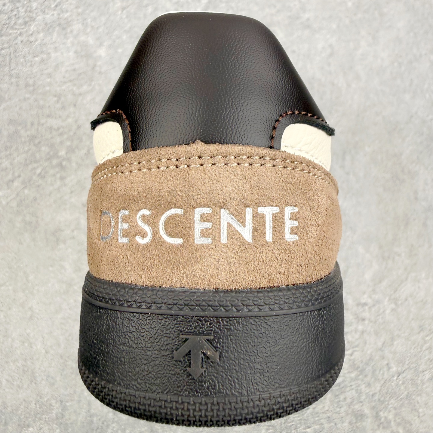 DESCENTE Chron 迪桑特复古拼接 舒适百搭 耐磨低帮生活休闲鞋 是一款集复古与现代于一体的低
