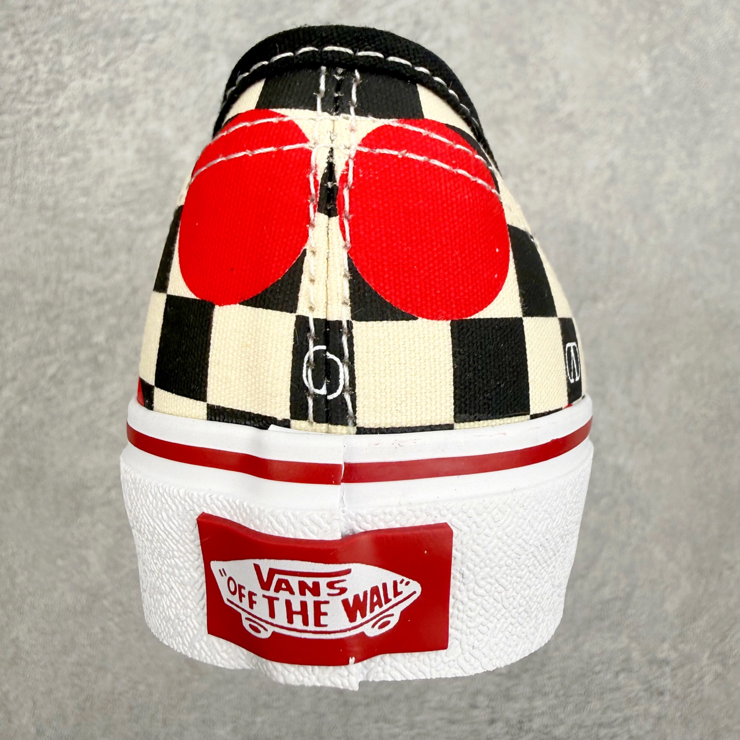 图片[8]-Valentino华伦天奴 x Vans 联名款 棋盘格波点印花 低帮休闲硫化帆布鞋 此次Valentino × Vans Authentic 联名系列，由 Alessandro Michele 操刀设计，把意式高定美学刻进街头滑板鞋里。 鞋款保留了Vans Authentic 经典版型，以黑白棋盘格搭配红色波点以及VLOGO印花，复古美式氛围拉满，鞋侧红线包边呼应撞色细节，适配甜酷、复古风穿搭，高街感拉满，上脚即显品味。 货号：YSOM23WHXBAG 红白 尺码：35 36 36.5 37 38 38.5 39 40 40.5 41 42 42.5 43 44-选品中心