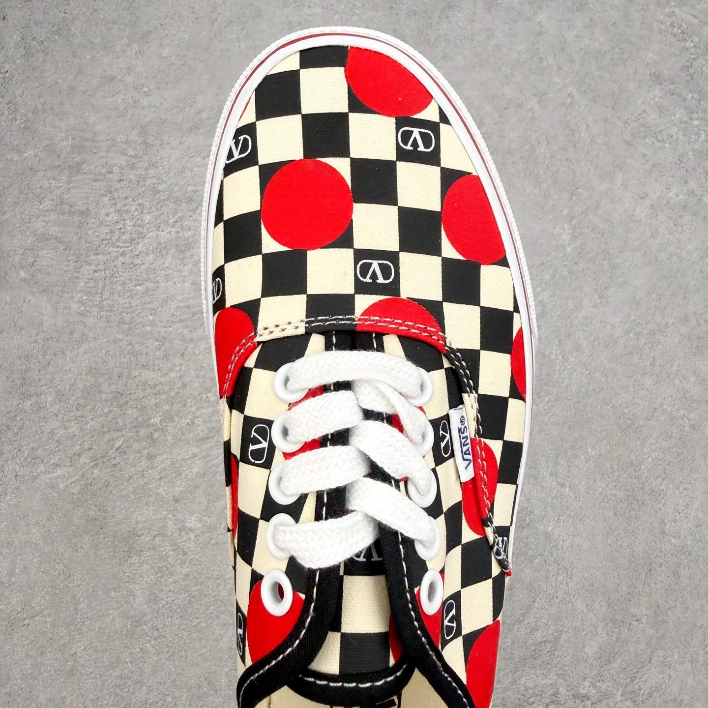 图片[4]-Valentino华伦天奴 x Vans 联名款 棋盘格波点印花 低帮休闲硫化帆布鞋 此次Valentino × Vans Authentic 联名系列，由 Alessandro Michele 操刀设计，把意式高定美学刻进街头滑板鞋里。 鞋款保留了Vans Authentic 经典版型，以黑白棋盘格搭配红色波点以及VLOGO印花，复古美式氛围拉满，鞋侧红线包边呼应撞色细节，适配甜酷、复古风穿搭，高街感拉满，上脚即显品味。 货号：YSOM23WHXBAG 红白 尺码：35 36 36.5 37 38 38.5 39 40 40.5 41 42 42.5 43 44-选品中心