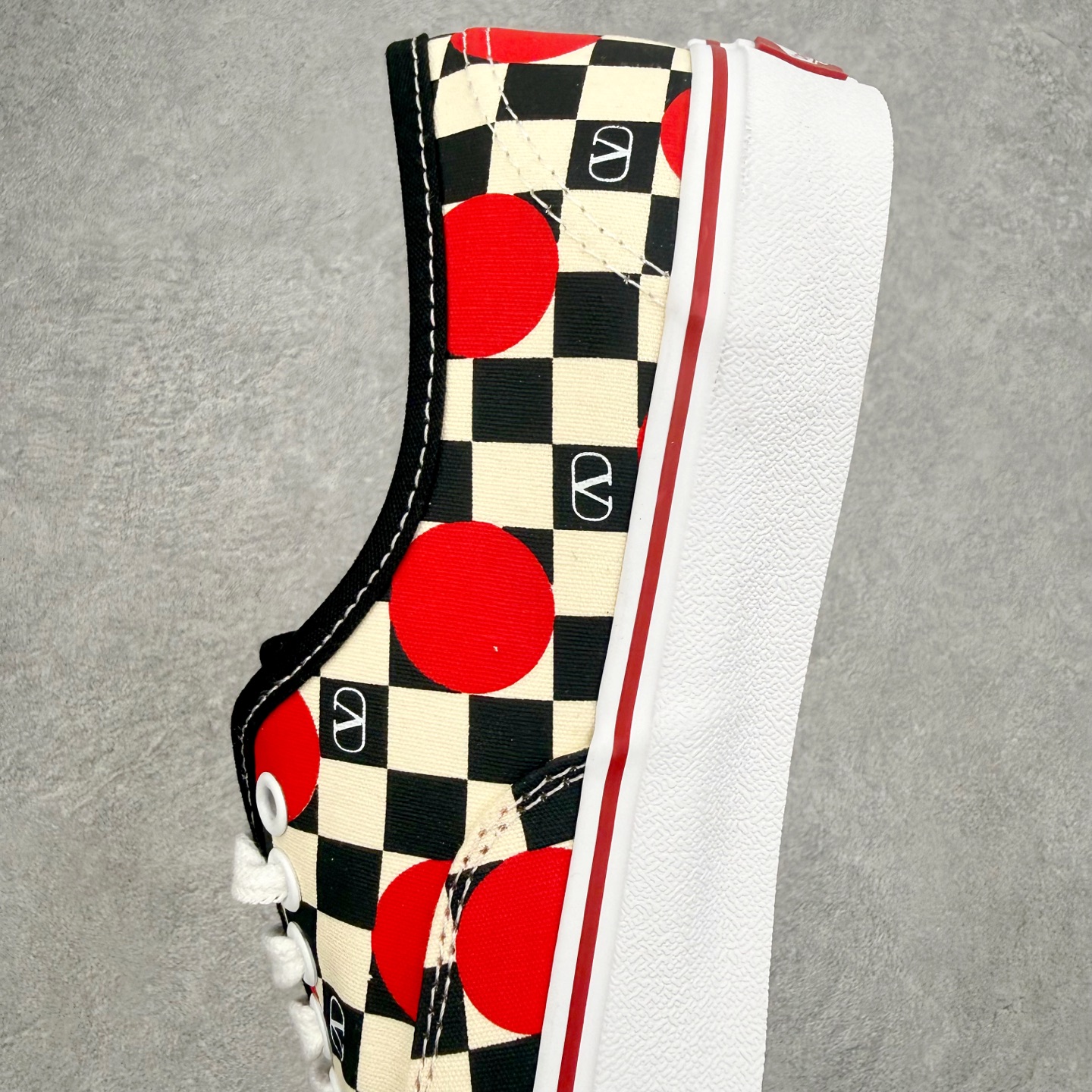 图片[7]-Valentino华伦天奴 x Vans 联名款 棋盘格波点印花 低帮休闲硫化帆布鞋 此次Valentino × Vans Authentic 联名系列，由 Alessandro Michele 操刀设计，把意式高定美学刻进街头滑板鞋里。 鞋款保留了Vans Authentic 经典版型，以黑白棋盘格搭配红色波点以及VLOGO印花，复古美式氛围拉满，鞋侧红线包边呼应撞色细节，适配甜酷、复古风穿搭，高街感拉满，上脚即显品味。 货号：YSOM23WHXBAG 红白 尺码：35 36 36.5 37 38 38.5 39 40 40.5 41 42 42.5 43 44-选品中心