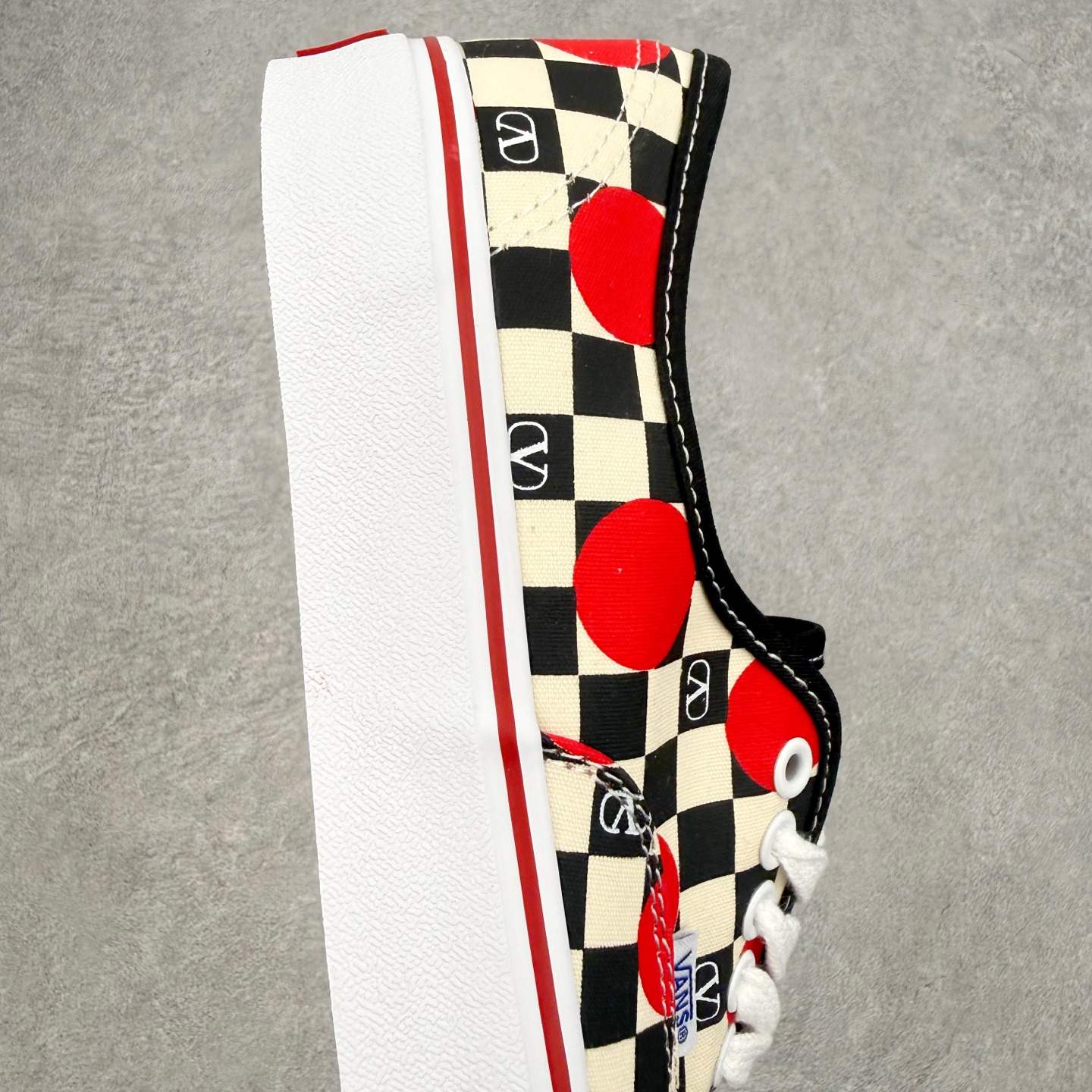 图片[6]-Valentino华伦天奴 x Vans 联名款 棋盘格波点印花 低帮休闲硫化帆布鞋 此次Valentino × Vans Authentic 联名系列，由 Alessandro Michele 操刀设计，把意式高定美学刻进街头滑板鞋里。 鞋款保留了Vans Authentic 经典版型，以黑白棋盘格搭配红色波点以及VLOGO印花，复古美式氛围拉满，鞋侧红线包边呼应撞色细节，适配甜酷、复古风穿搭，高街感拉满，上脚即显品味。 货号：YSOM23WHXBAG 红白 尺码：35 36 36.5 37 38 38.5 39 40 40.5 41 42 42.5 43 44-选品中心