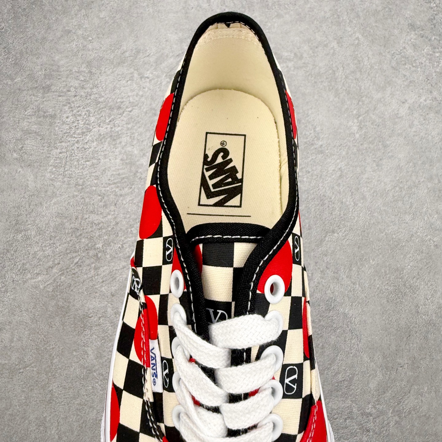 图片[5]-Valentino华伦天奴 x Vans 联名款 棋盘格波点印花 低帮休闲硫化帆布鞋 此次Valentino × Vans Authentic 联名系列，由 Alessandro Michele 操刀设计，把意式高定美学刻进街头滑板鞋里。 鞋款保留了Vans Authentic 经典版型，以黑白棋盘格搭配红色波点以及VLOGO印花，复古美式氛围拉满，鞋侧红线包边呼应撞色细节，适配甜酷、复古风穿搭，高街感拉满，上脚即显品味。 货号：YSOM23WHXBAG 红白 尺码：35 36 36.5 37 38 38.5 39 40 40.5 41 42 42.5 43 44-选品中心