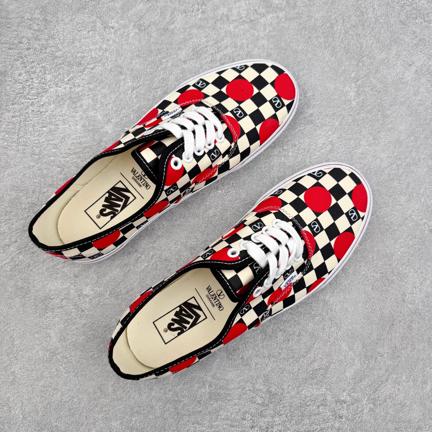 图片[3]-Valentino华伦天奴 x Vans 联名款 棋盘格波点印花 低帮休闲硫化帆布鞋 此次Valentino × Vans Authentic 联名系列，由 Alessandro Michele 操刀设计，把意式高定美学刻进街头滑板鞋里。 鞋款保留了Vans Authentic 经典版型，以黑白棋盘格搭配红色波点以及VLOGO印花，复古美式氛围拉满，鞋侧红线包边呼应撞色细节，适配甜酷、复古风穿搭，高街感拉满，上脚即显品味。 货号：YSOM23WHXBAG 红白 尺码：35 36 36.5 37 38 38.5 39 40 40.5 41 42 42.5 43 44-选品中心