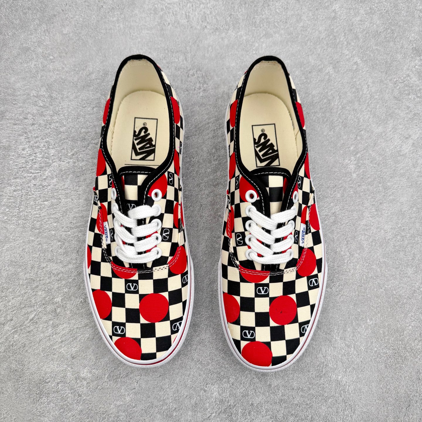 图片[2]-Valentino华伦天奴 x Vans 联名款 棋盘格波点印花 低帮休闲硫化帆布鞋 此次Valentino × Vans Authentic 联名系列，由 Alessandro Michele 操刀设计，把意式高定美学刻进街头滑板鞋里。 鞋款保留了Vans Authentic 经典版型，以黑白棋盘格搭配红色波点以及VLOGO印花，复古美式氛围拉满，鞋侧红线包边呼应撞色细节，适配甜酷、复古风穿搭，高街感拉满，上脚即显品味。 货号：YSOM23WHXBAG 红白 尺码：35 36 36.5 37 38 38.5 39 40 40.5 41 42 42.5 43 44-选品中心