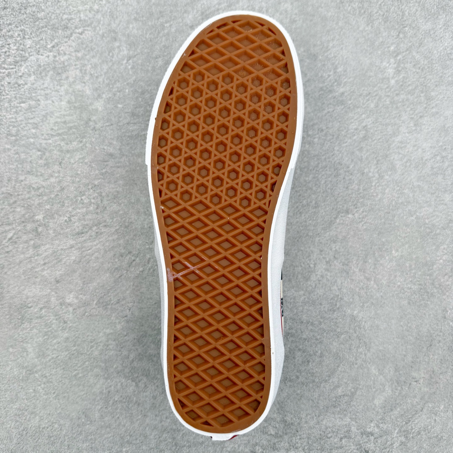 图片[9]-Valentino华伦天奴 x Vans 联名款 棋盘格波点印花 低帮休闲硫化帆布鞋 此次Valentino × Vans Authentic 联名系列，由 Alessandro Michele 操刀设计，把意式高定美学刻进街头滑板鞋里。 鞋款保留了Vans Authentic 经典版型，以黑白棋盘格搭配红色波点以及VLOGO印花，复古美式氛围拉满，鞋侧红线包边呼应撞色细节，适配甜酷、复古风穿搭，高街感拉满，上脚即显品味。 货号：YSOM23WHXBAG 红白 尺码：35 36 36.5 37 38 38.5 39 40 40.5 41 42 42.5 43 44-选品中心