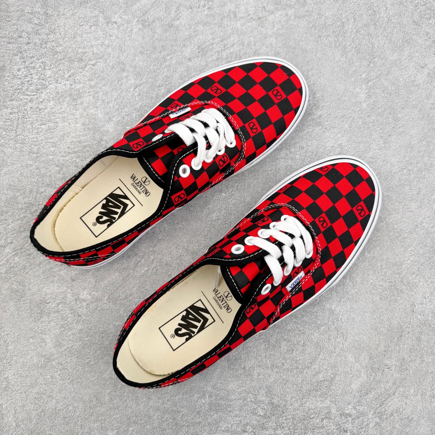 Valentino华伦天奴 x Vans 联名款红黑棋盘格 低帮休闲硫化帆布鞋此次Valentino ×