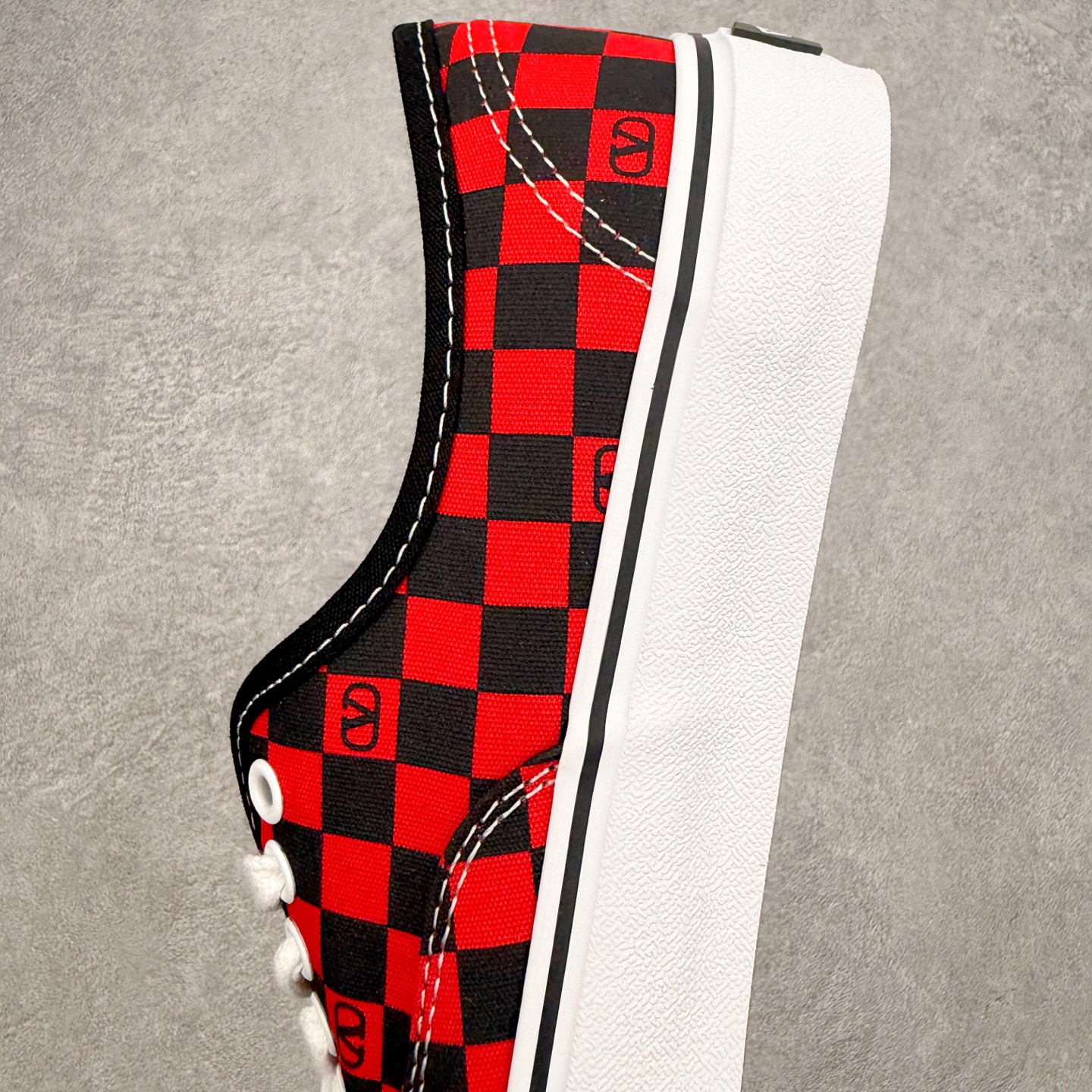 Valentino华伦天奴 x Vans 联名款红黑棋盘格 低帮休闲硫化帆布鞋此次Valentino ×
