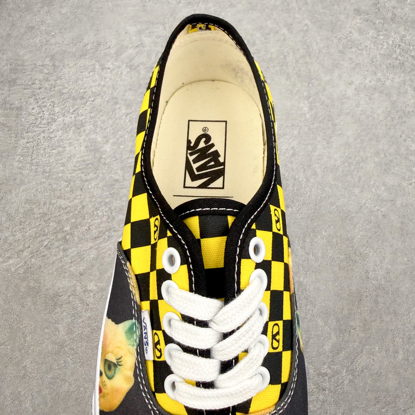 图片[5]-Valentino华伦天奴 x Vans 联名款 猫咪棋盘格 低帮休闲硫化帆布鞋 此次Valentino × Vans Authentic 联名系列，由 Alessandro Michele 操刀设计，把意式高定美学刻进街头滑板鞋里。 这款猫咪棋盘格款保留了Vans Authentic 经典版型，以黄黑棋盘格为基底搭配Le Chat猫咪印花，复古美式氛围拉满，软萌又吸睛，打破街头与可爱的边界，轻松点亮整体造型。 货号：YS0M2ЗHPJBAH 黄色 尺码：35 36 36.5 37 38 38.5 39 40 40.5 41 42 42.5 43 44-选品中心