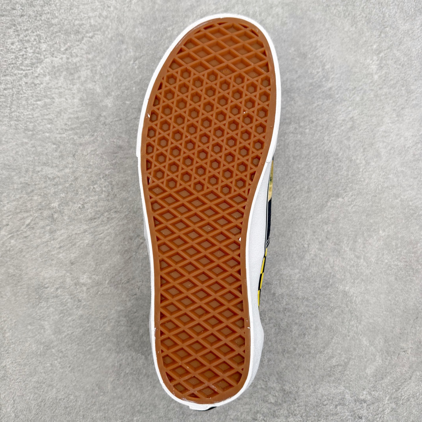图片[9]-Valentino华伦天奴 x Vans 联名款 猫咪棋盘格 低帮休闲硫化帆布鞋 此次Valentino × Vans Authentic 联名系列，由 Alessandro Michele 操刀设计，把意式高定美学刻进街头滑板鞋里。 这款猫咪棋盘格款保留了Vans Authentic 经典版型，以黄黑棋盘格为基底搭配Le Chat猫咪印花，复古美式氛围拉满，软萌又吸睛，打破街头与可爱的边界，轻松点亮整体造型。 货号：YS0M2ЗHPJBAH 黄色 尺码：35 36 36.5 37 38 38.5 39 40 40.5 41 42 42.5 43 44-选品中心