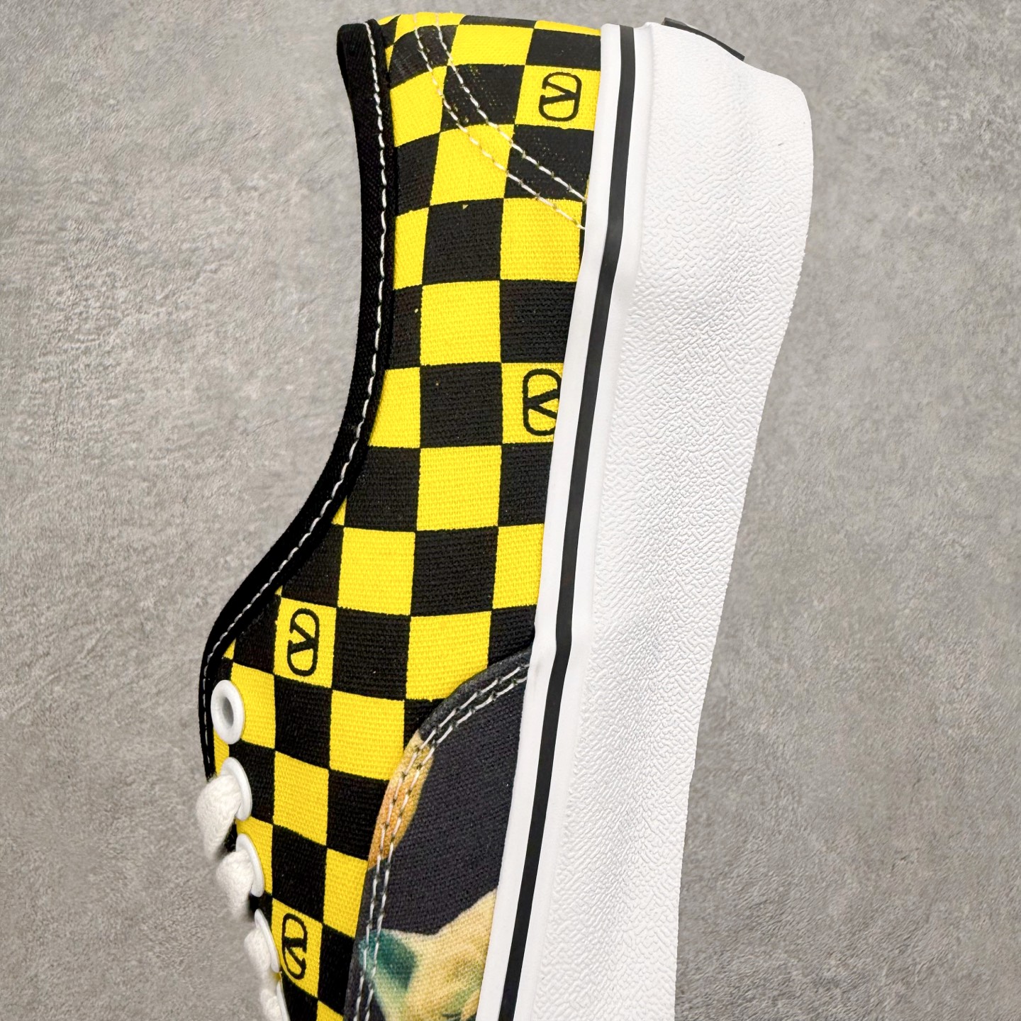 图片[7]-Valentino华伦天奴 x Vans 联名款 猫咪棋盘格 低帮休闲硫化帆布鞋 此次Valentino × Vans Authentic 联名系列，由 Alessandro Michele 操刀设计，把意式高定美学刻进街头滑板鞋里。 这款猫咪棋盘格款保留了Vans Authentic 经典版型，以黄黑棋盘格为基底搭配Le Chat猫咪印花，复古美式氛围拉满，软萌又吸睛，打破街头与可爱的边界，轻松点亮整体造型。 货号：YS0M2ЗHPJBAH 黄色 尺码：35 36 36.5 37 38 38.5 39 40 40.5 41 42 42.5 43 44-选品中心