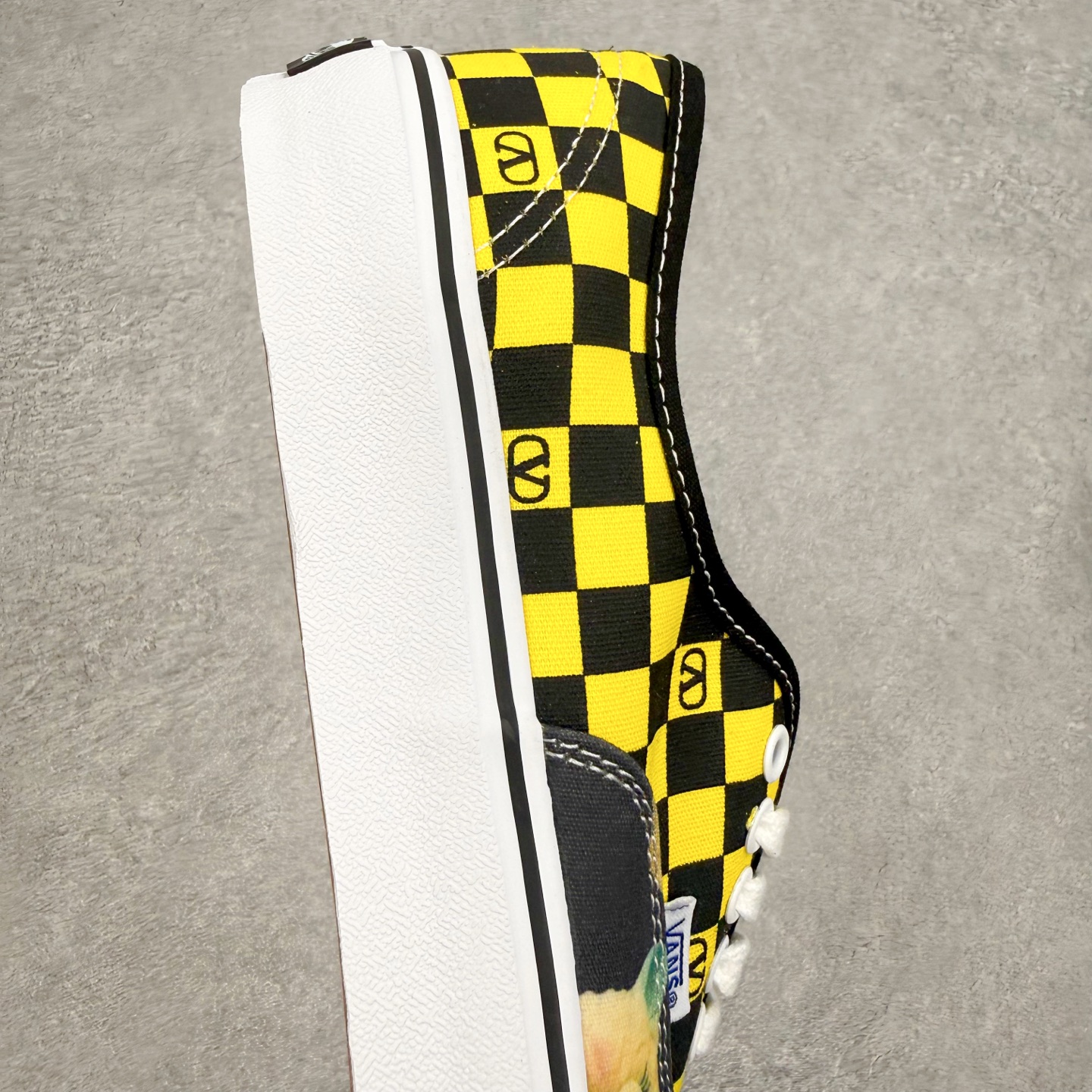 图片[6]-Valentino华伦天奴 x Vans 联名款 猫咪棋盘格 低帮休闲硫化帆布鞋 此次Valentino × Vans Authentic 联名系列，由 Alessandro Michele 操刀设计，把意式高定美学刻进街头滑板鞋里。 这款猫咪棋盘格款保留了Vans Authentic 经典版型，以黄黑棋盘格为基底搭配Le Chat猫咪印花，复古美式氛围拉满，软萌又吸睛，打破街头与可爱的边界，轻松点亮整体造型。 货号：YS0M2ЗHPJBAH 黄色 尺码：35 36 36.5 37 38 38.5 39 40 40.5 41 42 42.5 43 44-选品中心