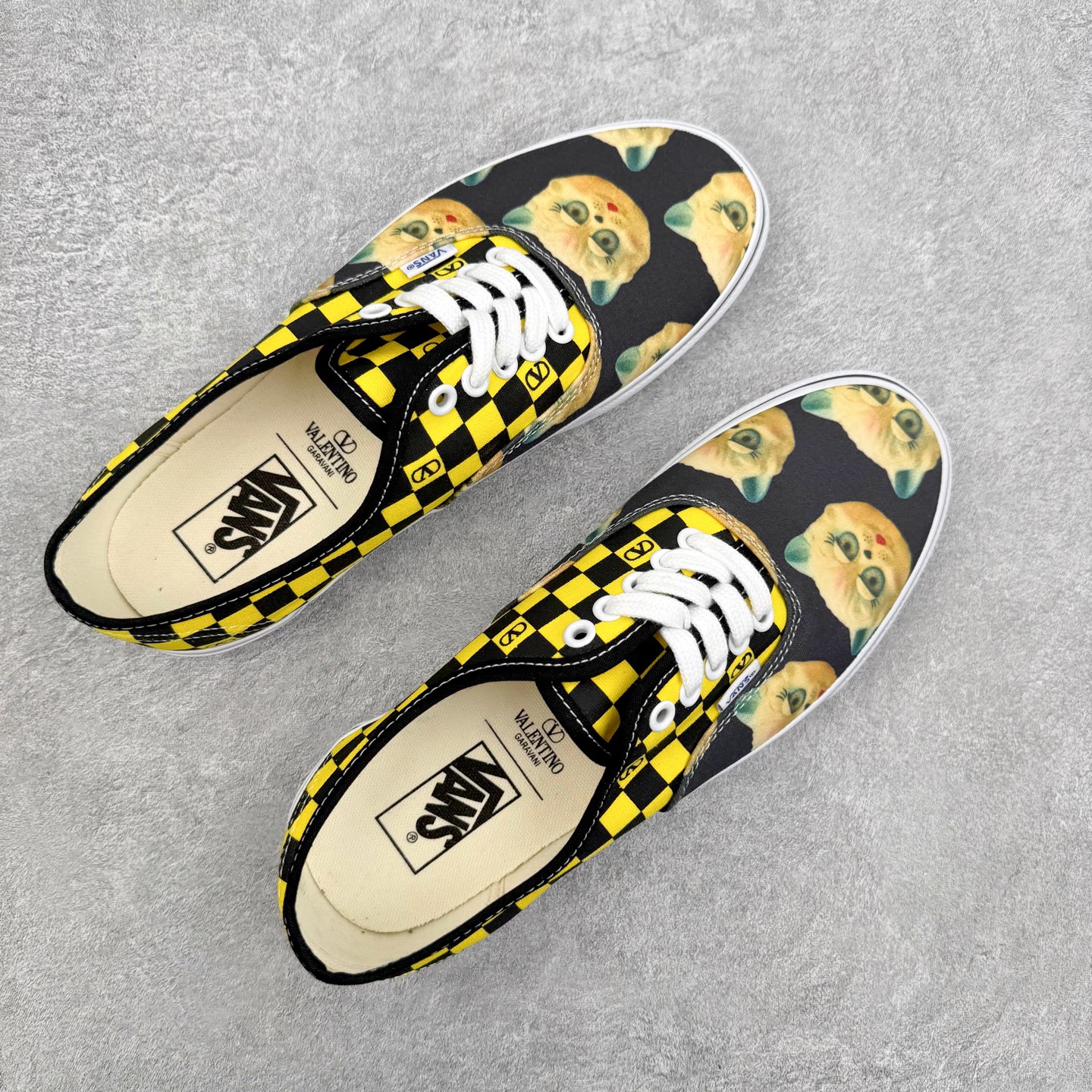 图片[3]-Valentino华伦天奴 x Vans 联名款 猫咪棋盘格 低帮休闲硫化帆布鞋 此次Valentino × Vans Authentic 联名系列，由 Alessandro Michele 操刀设计，把意式高定美学刻进街头滑板鞋里。 这款猫咪棋盘格款保留了Vans Authentic 经典版型，以黄黑棋盘格为基底搭配Le Chat猫咪印花，复古美式氛围拉满，软萌又吸睛，打破街头与可爱的边界，轻松点亮整体造型。 货号：YS0M2ЗHPJBAH 黄色 尺码：35 36 36.5 37 38 38.5 39 40 40.5 41 42 42.5 43 44-选品中心