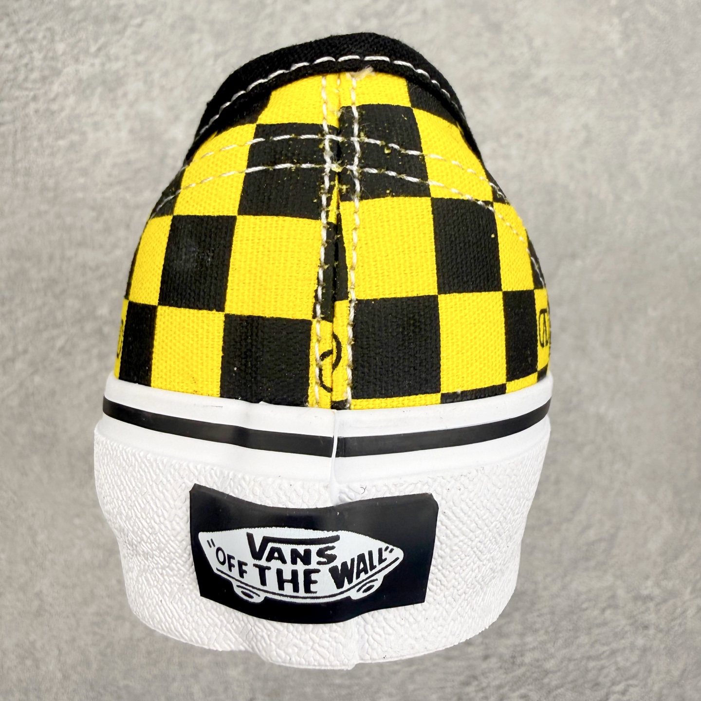 图片[8]-Valentino华伦天奴 x Vans 联名款 猫咪棋盘格 低帮休闲硫化帆布鞋 此次Valentino × Vans Authentic 联名系列，由 Alessandro Michele 操刀设计，把意式高定美学刻进街头滑板鞋里。 这款猫咪棋盘格款保留了Vans Authentic 经典版型，以黄黑棋盘格为基底搭配Le Chat猫咪印花，复古美式氛围拉满，软萌又吸睛，打破街头与可爱的边界，轻松点亮整体造型。 货号：YS0M2ЗHPJBAH 黄色 尺码：35 36 36.5 37 38 38.5 39 40 40.5 41 42 42.5 43 44-选品中心