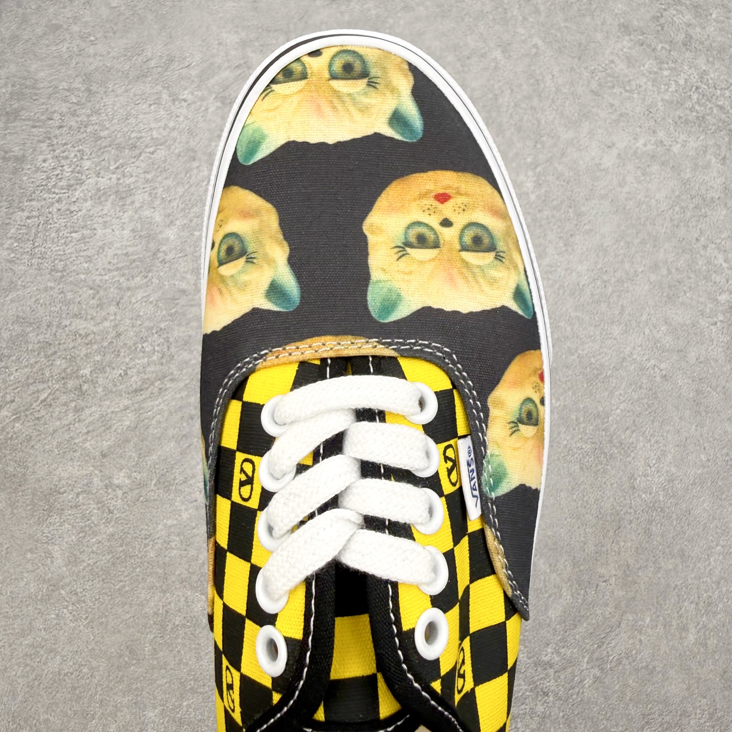 图片[4]-Valentino华伦天奴 x Vans 联名款 猫咪棋盘格 低帮休闲硫化帆布鞋 此次Valentino × Vans Authentic 联名系列，由 Alessandro Michele 操刀设计，把意式高定美学刻进街头滑板鞋里。 这款猫咪棋盘格款保留了Vans Authentic 经典版型，以黄黑棋盘格为基底搭配Le Chat猫咪印花，复古美式氛围拉满，软萌又吸睛，打破街头与可爱的边界，轻松点亮整体造型。 货号：YS0M2ЗHPJBAH 黄色 尺码：35 36 36.5 37 38 38.5 39 40 40.5 41 42 42.5 43 44-选品中心