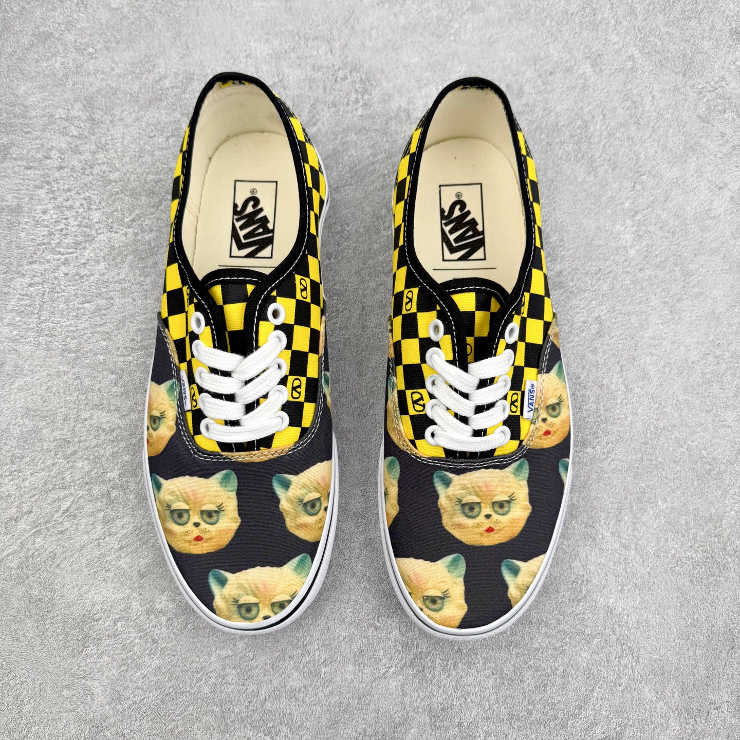 图片[2]-Valentino华伦天奴 x Vans 联名款 猫咪棋盘格 低帮休闲硫化帆布鞋 此次Valentino × Vans Authentic 联名系列，由 Alessandro Michele 操刀设计，把意式高定美学刻进街头滑板鞋里。 这款猫咪棋盘格款保留了Vans Authentic 经典版型，以黄黑棋盘格为基底搭配Le Chat猫咪印花，复古美式氛围拉满，软萌又吸睛，打破街头与可爱的边界，轻松点亮整体造型。 货号：YS0M2ЗHPJBAH 黄色 尺码：35 36 36.5 37 38 38.5 39 40 40.5 41 42 42.5 43 44-选品中心