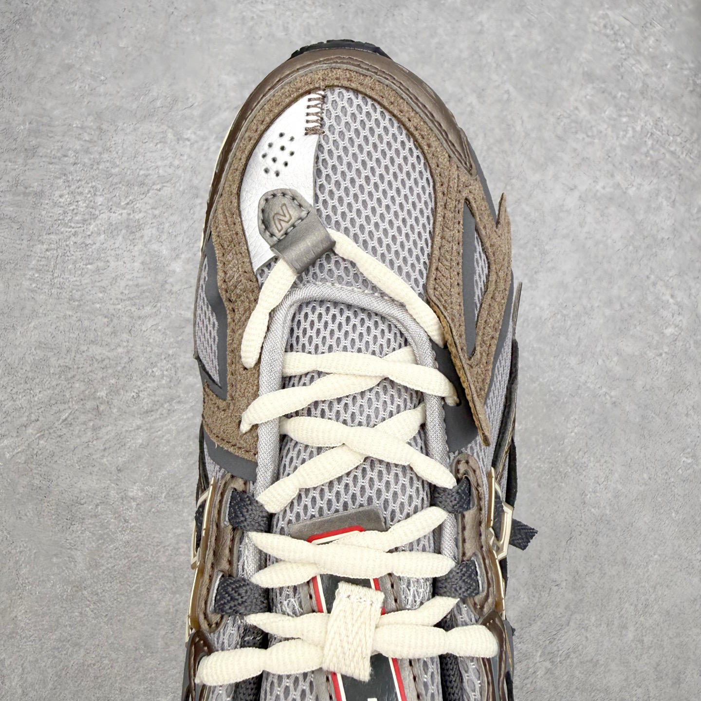 图片[4]-New Balance M1906R NB新百伦系列复古老爹风休闲运动慢跑鞋 日韩出口特供订单 全网最全配色 配套商长期套现长期补货 全新货品 正常出厂触屏不到的单价 超级跑量款 全套原楦原纸板原厂数据开发 进口三明治网面 原装进口翻毛皮料正确绒感卡色 正确中底拉帮中底网布细节 采用轻质牛剖革拼接透气网眼衬垫织物鞋面材质 T-Beam大底提供足步弓支撑 保持步态稳定 后跟搭载外露缓震胶 鞋身整体以各种深浅不一的灰色覆盖 鞋头以淡蓝色调装饰 网眼衬垫通过不规律的色块实现做旧的美感 泛黄的鞋底更是进一步增添了复古气息 尺码：36 37 37.5 38 38.5 39.5 40 40.5 41.5 42 42.5 43 44 45-选品中心