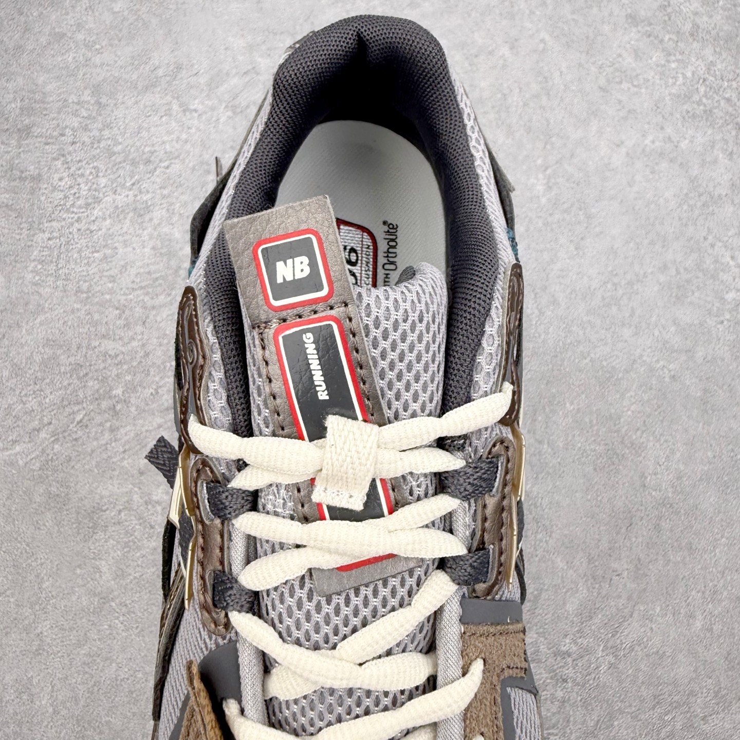 图片[5]-New Balance M1906R NB新百伦系列复古老爹风休闲运动慢跑鞋 日韩出口特供订单 全网最全配色 配套商长期套现长期补货 全新货品 正常出厂触屏不到的单价 超级跑量款 全套原楦原纸板原厂数据开发 进口三明治网面 原装进口翻毛皮料正确绒感卡色 正确中底拉帮中底网布细节 采用轻质牛剖革拼接透气网眼衬垫织物鞋面材质 T-Beam大底提供足步弓支撑 保持步态稳定 后跟搭载外露缓震胶 鞋身整体以各种深浅不一的灰色覆盖 鞋头以淡蓝色调装饰 网眼衬垫通过不规律的色块实现做旧的美感 泛黄的鞋底更是进一步增添了复古气息 尺码：36 37 37.5 38 38.5 39.5 40 40.5 41.5 42 42.5 43 44 45-选品中心