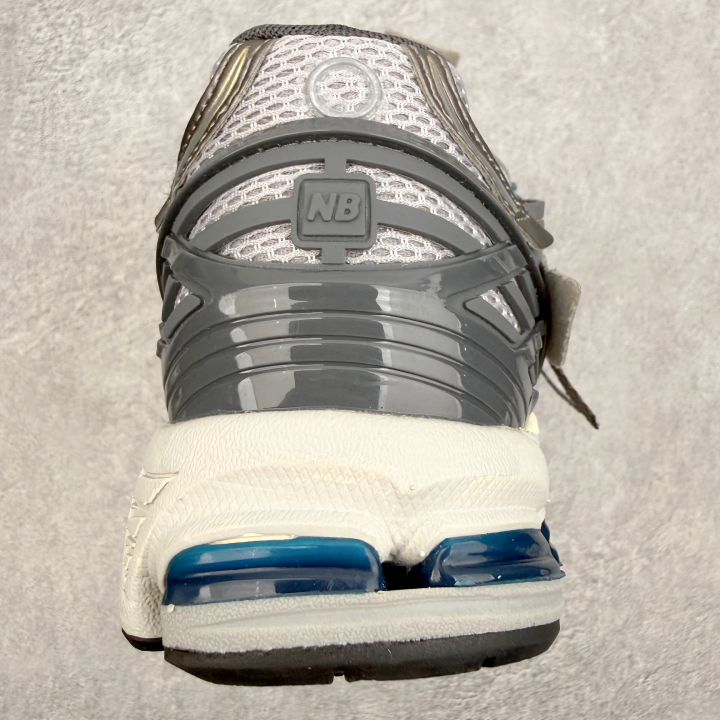 图片[8]-New Balance M1906R NB新百伦系列复古老爹风休闲运动慢跑鞋 日韩出口特供订单 全网最全配色 配套商长期套现长期补货 全新货品 正常出厂触屏不到的单价 超级跑量款 全套原楦原纸板原厂数据开发 进口三明治网面 原装进口翻毛皮料正确绒感卡色 正确中底拉帮中底网布细节 采用轻质牛剖革拼接透气网眼衬垫织物鞋面材质 T-Beam大底提供足步弓支撑 保持步态稳定 后跟搭载外露缓震胶 鞋身整体以各种深浅不一的灰色覆盖 鞋头以淡蓝色调装饰 网眼衬垫通过不规律的色块实现做旧的美感 泛黄的鞋底更是进一步增添了复古气息 尺码：36 37 37.5 38 38.5 39.5 40 40.5 41.5 42 42.5 43 44 45-选品中心