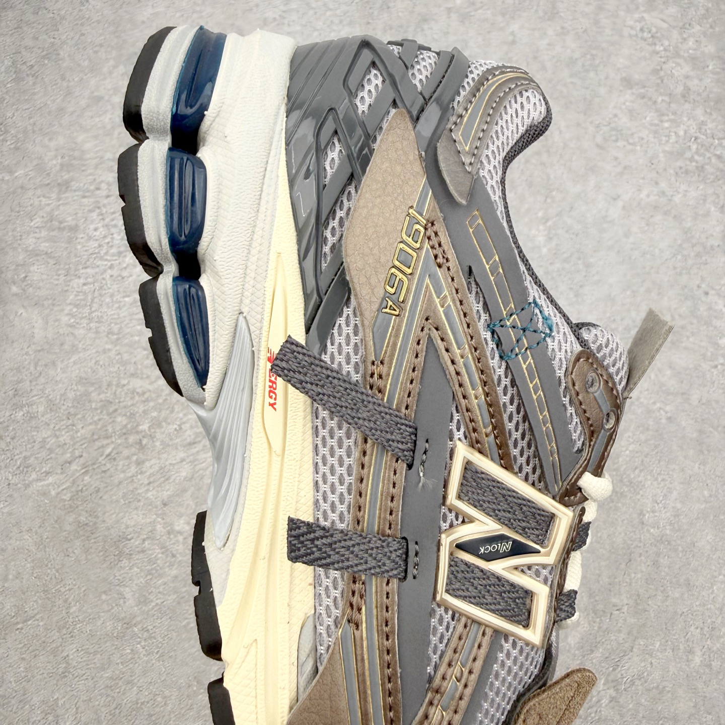 图片[6]-New Balance M1906R NB新百伦系列复古老爹风休闲运动慢跑鞋 日韩出口特供订单 全网最全配色 配套商长期套现长期补货 全新货品 正常出厂触屏不到的单价 超级跑量款 全套原楦原纸板原厂数据开发 进口三明治网面 原装进口翻毛皮料正确绒感卡色 正确中底拉帮中底网布细节 采用轻质牛剖革拼接透气网眼衬垫织物鞋面材质 T-Beam大底提供足步弓支撑 保持步态稳定 后跟搭载外露缓震胶 鞋身整体以各种深浅不一的灰色覆盖 鞋头以淡蓝色调装饰 网眼衬垫通过不规律的色块实现做旧的美感 泛黄的鞋底更是进一步增添了复古气息 尺码：36 37 37.5 38 38.5 39.5 40 40.5 41.5 42 42.5 43 44 45-选品中心