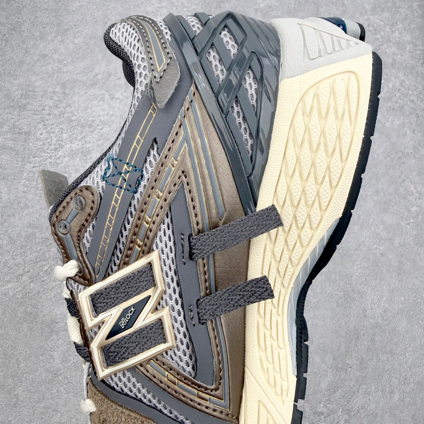 图片[7]-New Balance M1906R NB新百伦系列复古老爹风休闲运动慢跑鞋 日韩出口特供订单 全网最全配色 配套商长期套现长期补货 全新货品 正常出厂触屏不到的单价 超级跑量款 全套原楦原纸板原厂数据开发 进口三明治网面 原装进口翻毛皮料正确绒感卡色 正确中底拉帮中底网布细节 采用轻质牛剖革拼接透气网眼衬垫织物鞋面材质 T-Beam大底提供足步弓支撑 保持步态稳定 后跟搭载外露缓震胶 鞋身整体以各种深浅不一的灰色覆盖 鞋头以淡蓝色调装饰 网眼衬垫通过不规律的色块实现做旧的美感 泛黄的鞋底更是进一步增添了复古气息 尺码：36 37 37.5 38 38.5 39.5 40 40.5 41.5 42 42.5 43 44 45-选品中心