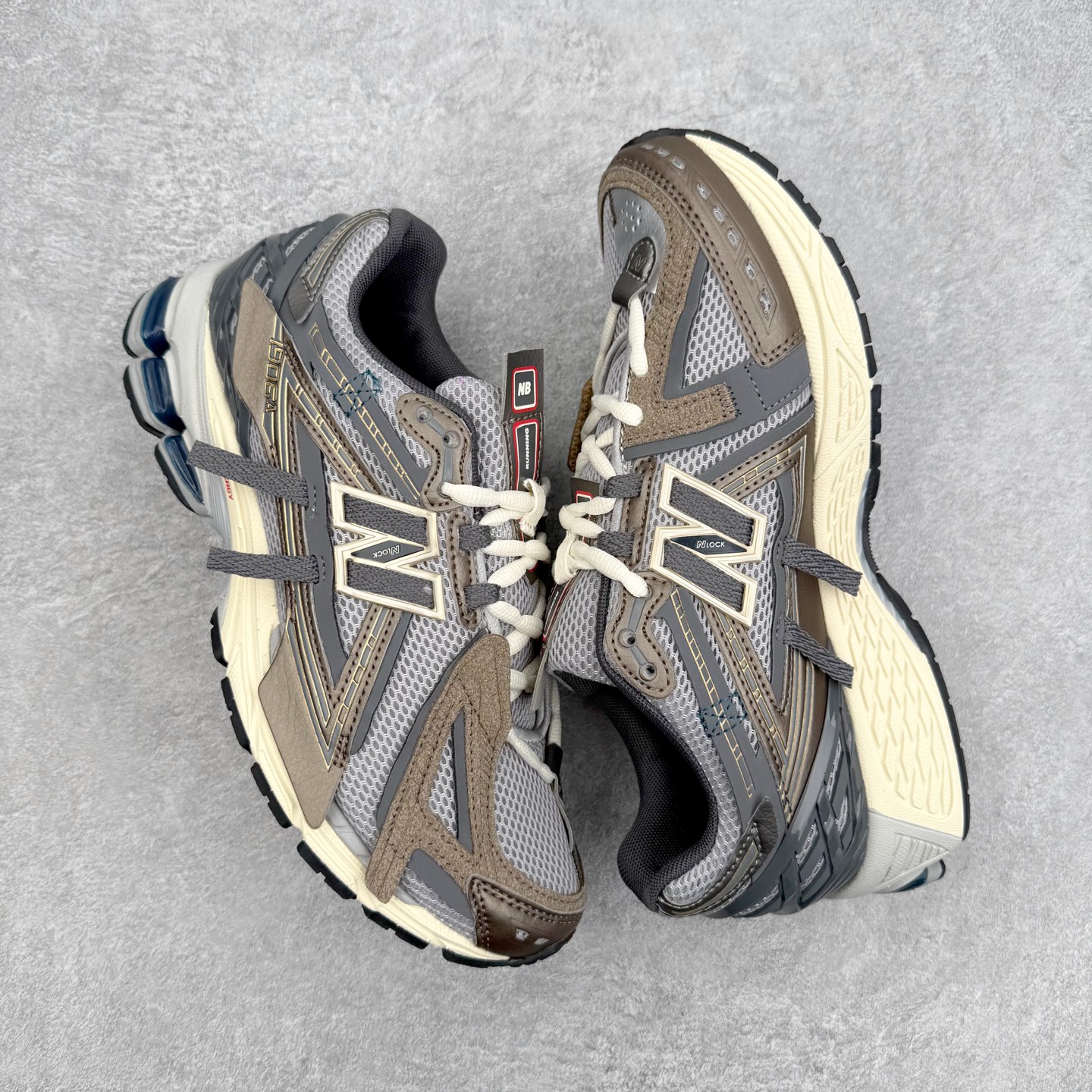 图片[3]-New Balance M1906R NB新百伦系列复古老爹风休闲运动慢跑鞋 日韩出口特供订单 全网最全配色 配套商长期套现长期补货 全新货品 正常出厂触屏不到的单价 超级跑量款 全套原楦原纸板原厂数据开发 进口三明治网面 原装进口翻毛皮料正确绒感卡色 正确中底拉帮中底网布细节 采用轻质牛剖革拼接透气网眼衬垫织物鞋面材质 T-Beam大底提供足步弓支撑 保持步态稳定 后跟搭载外露缓震胶 鞋身整体以各种深浅不一的灰色覆盖 鞋头以淡蓝色调装饰 网眼衬垫通过不规律的色块实现做旧的美感 泛黄的鞋底更是进一步增添了复古气息 尺码：36 37 37.5 38 38.5 39.5 40 40.5 41.5 42 42.5 43 44 45-选品中心