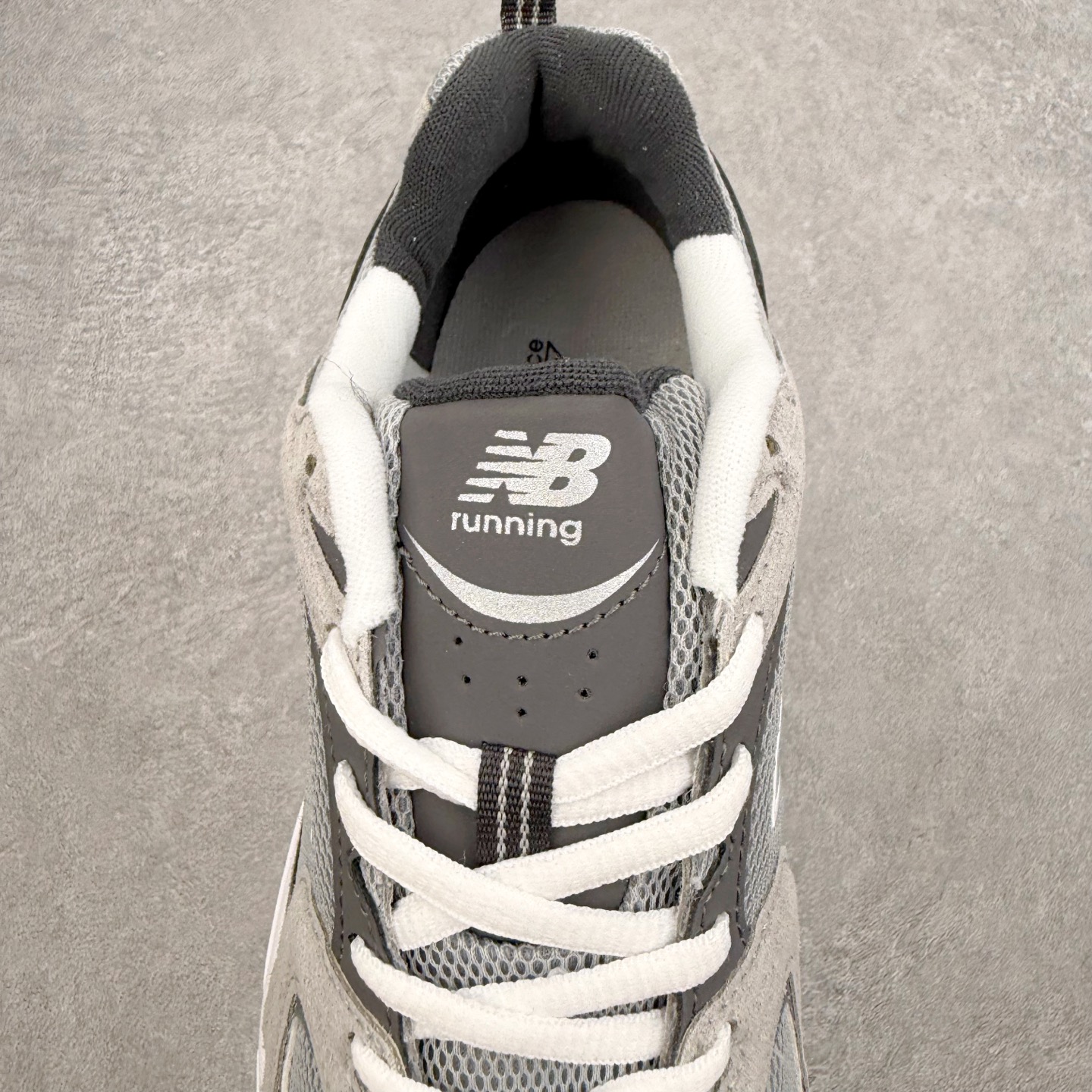 New Balance NB530 新百伦复古透气跑步鞋 抛弃过往以皮革为主的人气轮廓 以极具复古风范的