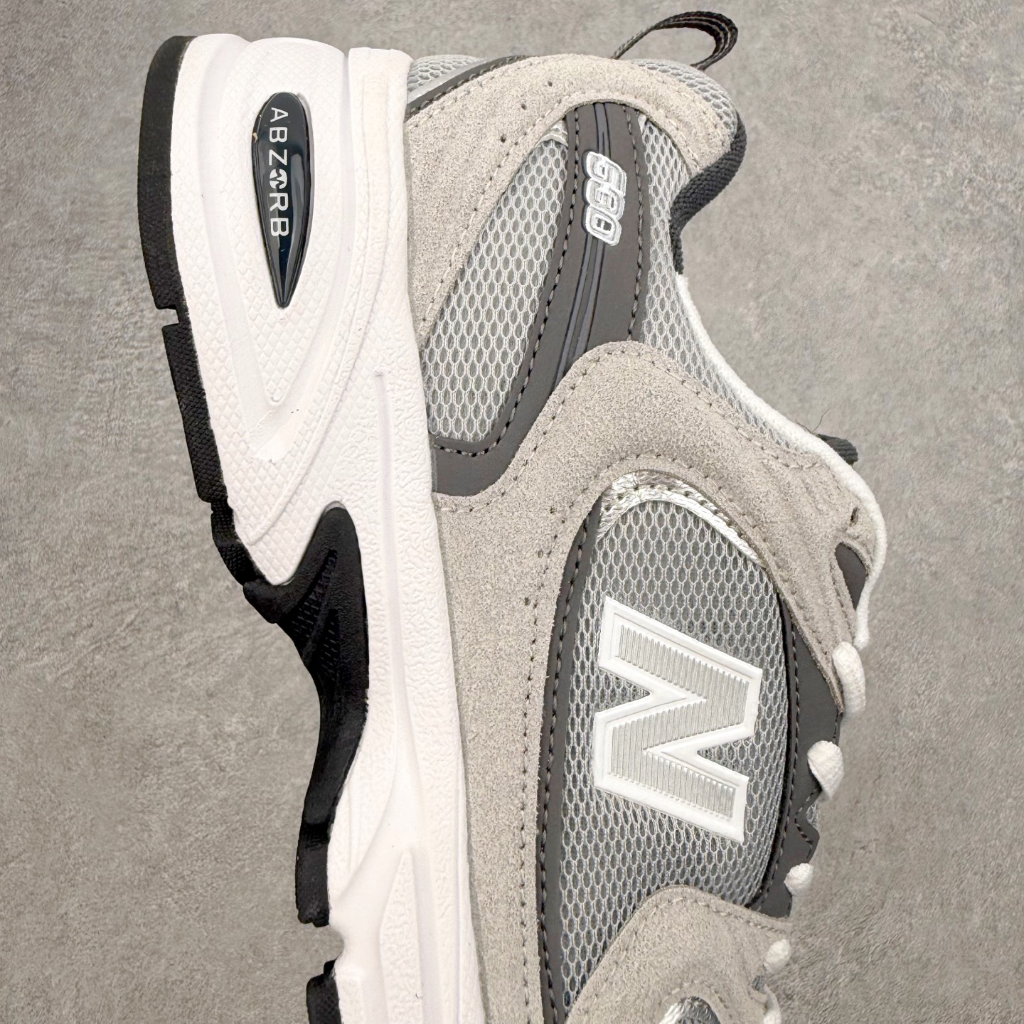 New Balance NB530 新百伦复古透气跑步鞋 抛弃过往以皮革为主的人气轮廓 以极具复古风范的
