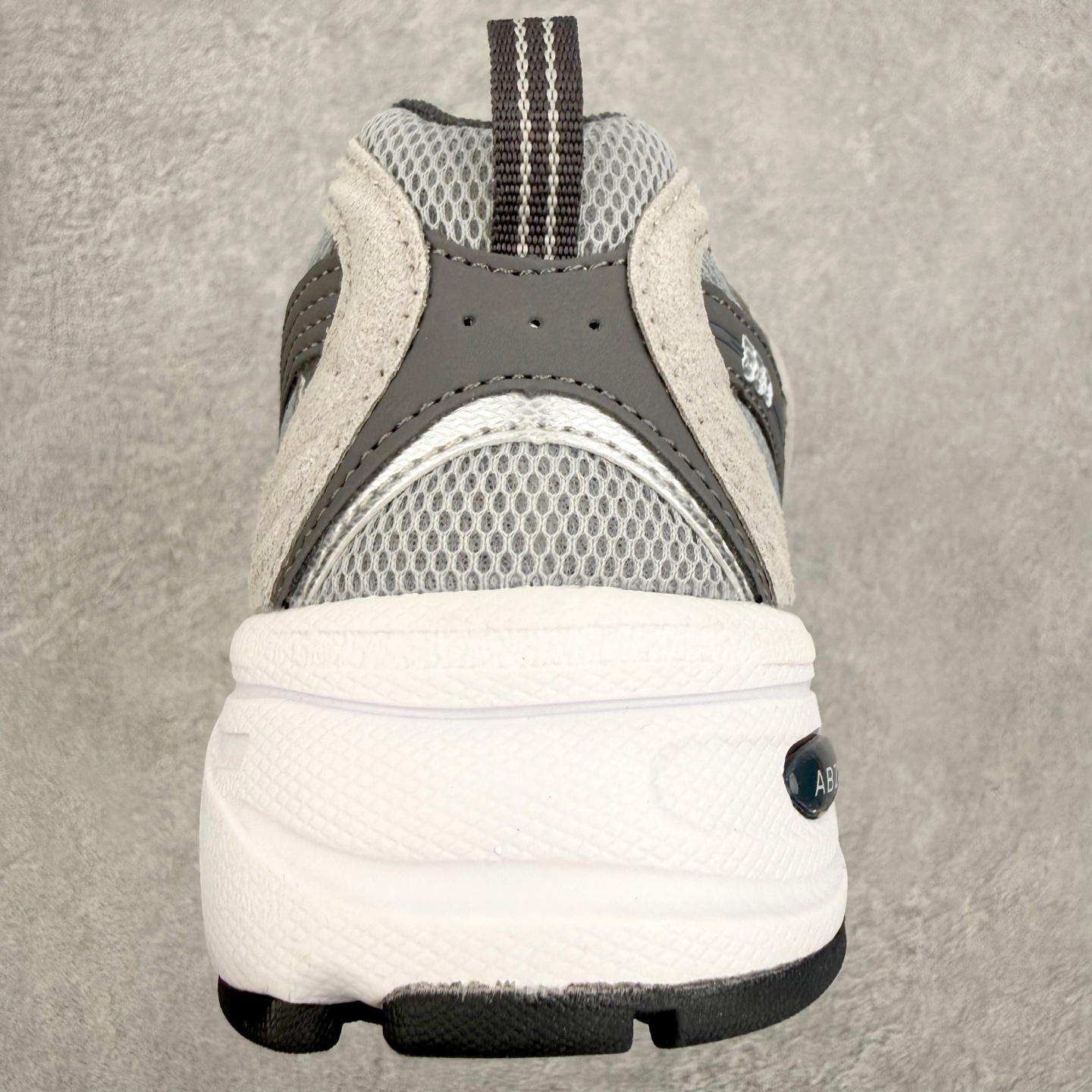 New Balance NB530 新百伦复古透气跑步鞋 抛弃过往以皮革为主的人气轮廓 以极具复古风范的