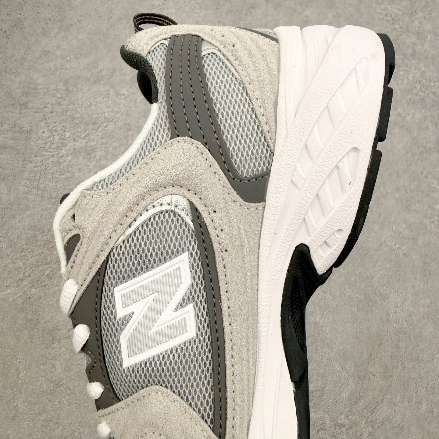 New Balance NB530 新百伦复古透气跑步鞋 抛弃过往以皮革为主的人气轮廓 以极具复古风范的