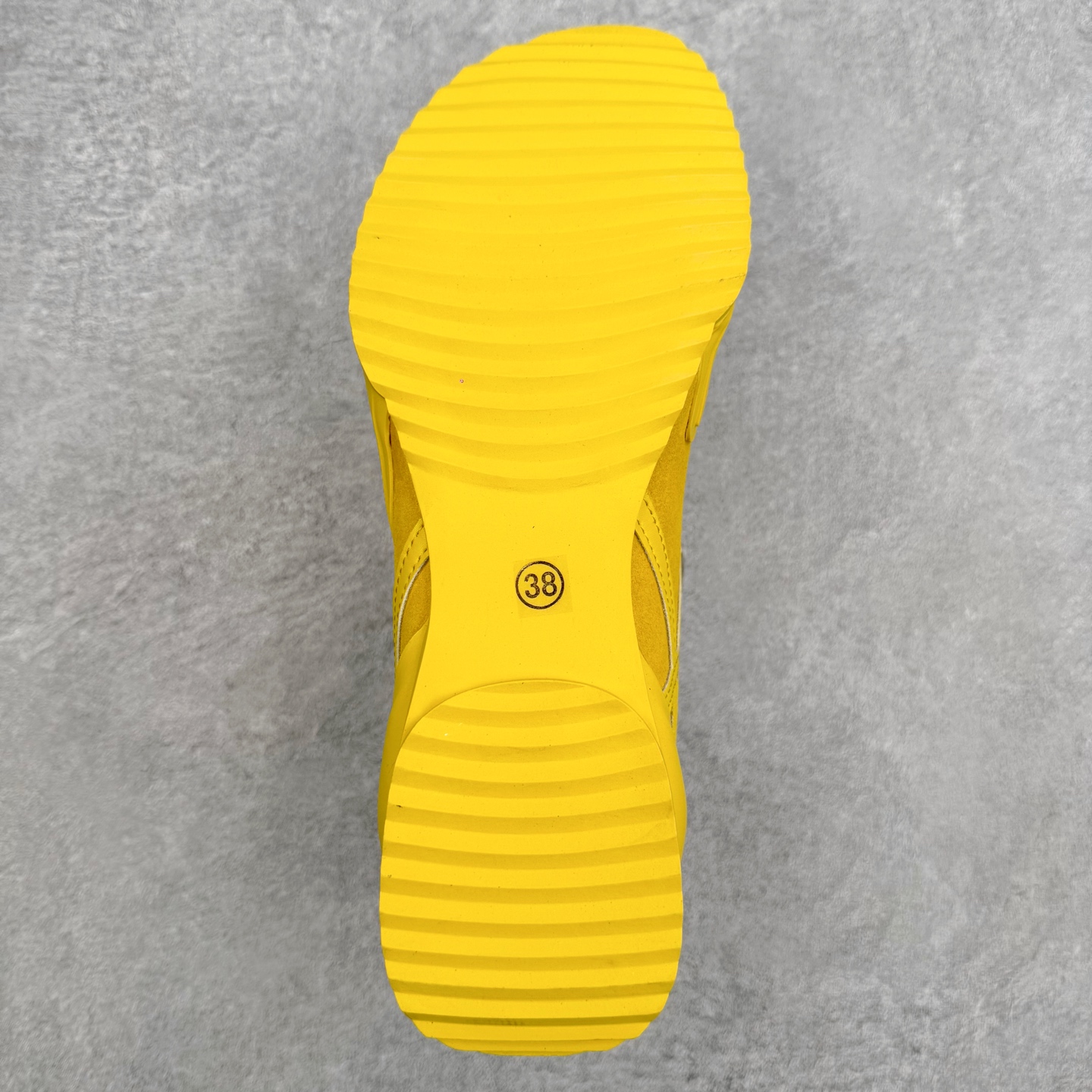 图片[9]-LOEWE罗意威 Grip 提花织带圆头系带低帮生活休闲鞋 1846 年，历史悠久的皮具品牌 Loewe 作为马德里的工匠合作社正式创立，之后被德国企业家 Enrique Loewe Rossberg 并入一个先锋奢侈品集团。自 2013年起，Anderson 颇具前瞻性的愿景为Loewe 的必备男装单品注入含蓄不羁的活力。机车夹克、条纹针织品、经过重新演绎的衬衫和拼色皮革配饰都呈现出精美形态和前卫色感，流露出现代阳刚气质。Loewe 的女装主打精美的皮革托特包、包袋和配饰，并为宽松上衣、露背连衣裙和手工编织的针织衫带来了丰富和温暖的质感。尺码：35-40-选品中心