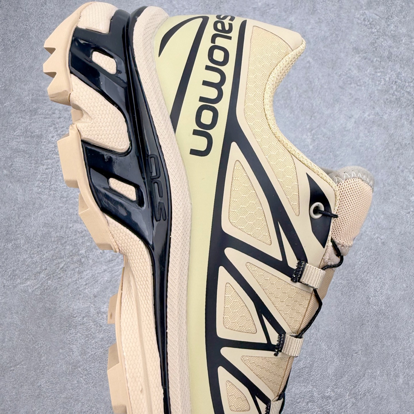 图片[6]-Salomon XT-6 萨洛蒙复古潮流户外机能登山跑鞋 纯原外贸平台特供订单 耗时半年巨作 全套原纸板楦头开发 原厂特供网布配套加持 确保原汁原味 完美呈现版型 原档数据独家私模五层组合大底 原装Ortholite轻量化鞋垫 中底布带钢印编号 原厂TPU锁扣 进口港宝加持 后跟自然饱满 还原公司包裹性 鞋面以“锯齿”状的包裹系统呈现 在基色底之下加入了各种色点缀 将公司的最新技术和时尚前卫的造型融入耐用的长跑款式中 鞋面由 TPU 薄膜制成 并焊接在高耐磨网眼上 使其既时尚又坚固 由 ACS底盘支撑 可增强稳定性和支撑力 以及由橡胶凸耳 Contragrip外底覆盖的 EVA 缓冲中底 旨在应对崎岖的地形 鞋舌上的彩色Salomon 标签、Quicklace 系统以及鞋头、鞋舌和鞋跟上的附加品牌使细节更加完美 让穿着者可以轻松驾驭户外与通勤下的任何运动生活场景 无缝鞋身户外随意纵横 颜值与脚感兼备 出街通勤 绝对非常吸睛 你值得拥有 尺码：36 36.5 37.5 38 38.5 39 40 40.5 41 42 42.5 43 44 44.5 45 注意：偏小1码-选品中心