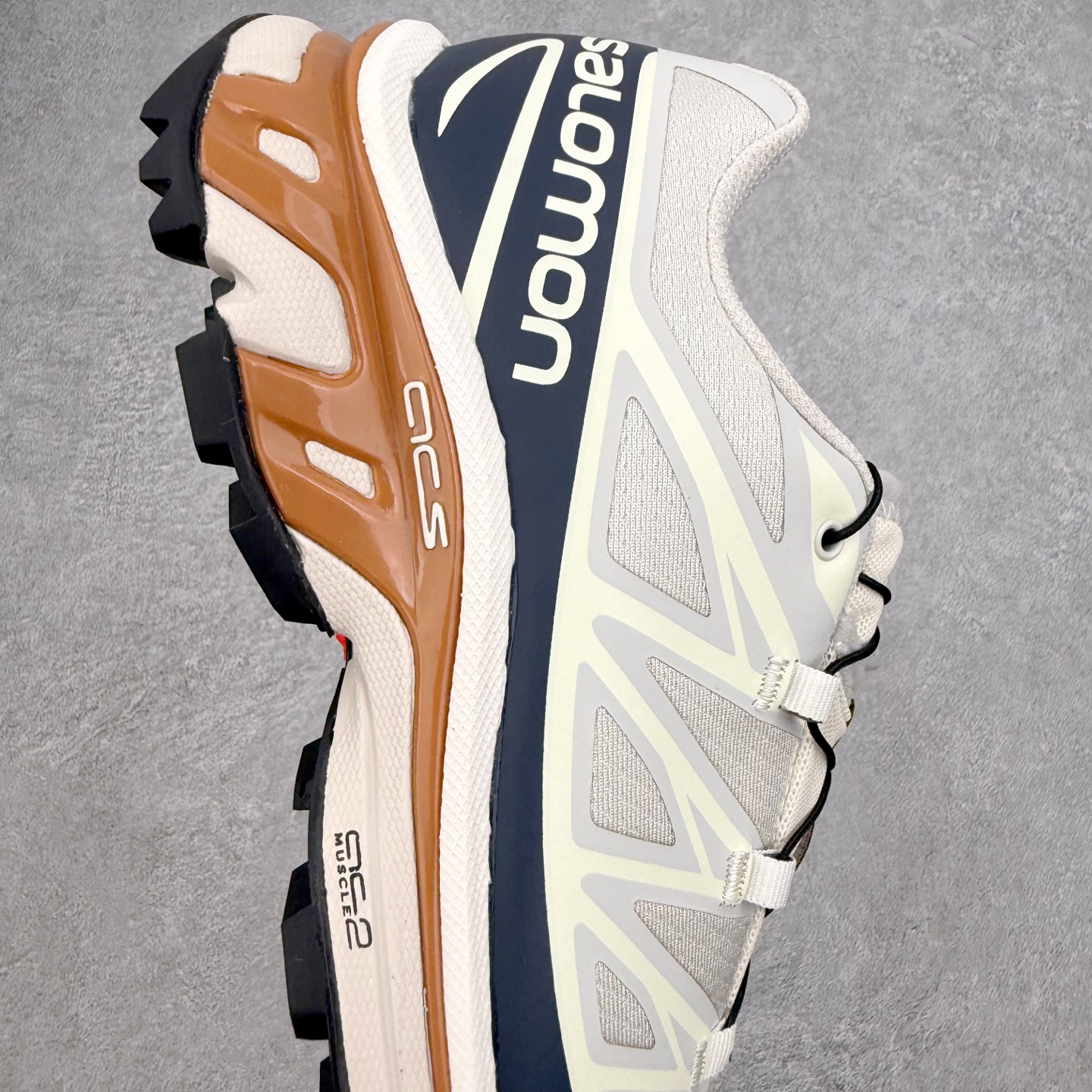 图片[6]-Salomon XT-6 萨洛蒙复古潮流户外机能登山跑鞋 纯原外贸平台特供订单 耗时半年巨作 全套原纸板楦头开发 原厂特供网布配套加持 确保原汁原味 完美呈现版型 原档数据独家私模五层组合大底 原装Ortholite轻量化鞋垫 中底布带钢印编号 原厂TPU锁扣 进口港宝加持 后跟自然饱满 还原公司包裹性 鞋面以“锯齿”状的包裹系统呈现 在基色底之下加入了各种色点缀 将公司的最新技术和时尚前卫的造型融入耐用的长跑款式中 鞋面由 TPU 薄膜制成 并焊接在高耐磨网眼上 使其既时尚又坚固 由 ACS底盘支撑 可增强稳定性和支撑力 以及由橡胶凸耳 Contragrip外底覆盖的 EVA 缓冲中底 旨在应对崎岖的地形 鞋舌上的彩色Salomon 标签、Quicklace 系统以及鞋头、鞋舌和鞋跟上的附加品牌使细节更加完美 让穿着者可以轻松驾驭户外与通勤下的任何运动生活场景 无缝鞋身户外随意纵横 颜值与脚感兼备 出街通勤 绝对非常吸睛 你值得拥有 尺码：36 36.5 37.5 38 38.5 39 40 40.5 41 42 42.5 43 44 44.5 45 注意：偏小1码-选品中心