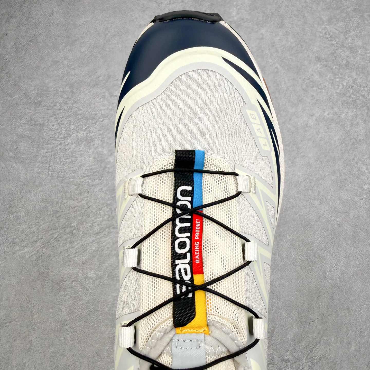 图片[4]-Salomon XT-6 萨洛蒙复古潮流户外机能登山跑鞋 纯原外贸平台特供订单 耗时半年巨作 全套原纸板楦头开发 原厂特供网布配套加持 确保原汁原味 完美呈现版型 原档数据独家私模五层组合大底 原装Ortholite轻量化鞋垫 中底布带钢印编号 原厂TPU锁扣 进口港宝加持 后跟自然饱满 还原公司包裹性 鞋面以“锯齿”状的包裹系统呈现 在基色底之下加入了各种色点缀 将公司的最新技术和时尚前卫的造型融入耐用的长跑款式中 鞋面由 TPU 薄膜制成 并焊接在高耐磨网眼上 使其既时尚又坚固 由 ACS底盘支撑 可增强稳定性和支撑力 以及由橡胶凸耳 Contragrip外底覆盖的 EVA 缓冲中底 旨在应对崎岖的地形 鞋舌上的彩色Salomon 标签、Quicklace 系统以及鞋头、鞋舌和鞋跟上的附加品牌使细节更加完美 让穿着者可以轻松驾驭户外与通勤下的任何运动生活场景 无缝鞋身户外随意纵横 颜值与脚感兼备 出街通勤 绝对非常吸睛 你值得拥有 尺码：36 36.5 37.5 38 38.5 39 40 40.5 41 42 42.5 43 44 44.5 45 注意：偏小1码-选品中心