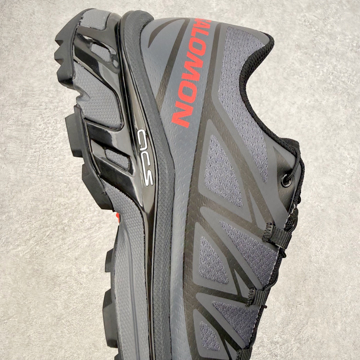 图片[6]-Salomon XT-6 萨洛蒙复古潮流户外机能登山跑鞋 纯原外贸平台特供订单 耗时半年巨作 全套原纸板楦头开发 原厂特供网布配套加持 确保原汁原味 完美呈现版型 原档数据独家私模五层组合大底 原装Ortholite轻量化鞋垫 中底布带钢印编号 原厂TPU锁扣 进口港宝加持 后跟自然饱满 还原公司包裹性 鞋面以“锯齿”状的包裹系统呈现 在基色底之下加入了各种色点缀 将公司的最新技术和时尚前卫的造型融入耐用的长跑款式中 鞋面由 TPU 薄膜制成 并焊接在高耐磨网眼上 使其既时尚又坚固 由 ACS底盘支撑 可增强稳定性和支撑力 以及由橡胶凸耳 Contragrip外底覆盖的 EVA 缓冲中底 旨在应对崎岖的地形 鞋舌上的彩色Salomon 标签、Quicklace 系统以及鞋头、鞋舌和鞋跟上的附加品牌使细节更加完美 让穿着者可以轻松驾驭户外与通勤下的任何运动生活场景 无缝鞋身户外随意纵横 颜值与脚感兼备 出街通勤 绝对非常吸睛 你值得拥有 尺码：36 36.5 37.5 38 38.5 39 40 40.5 41 42 42.5 43 44 44.5 45 注意：偏小1码-选品中心