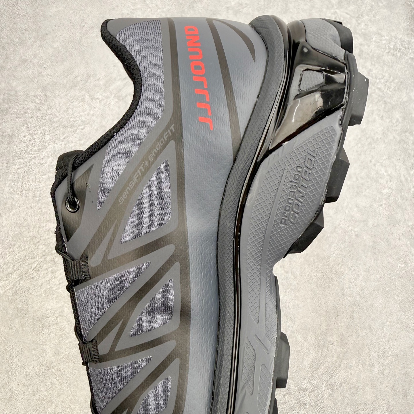 图片[7]-Salomon XT-6 萨洛蒙复古潮流户外机能登山跑鞋 纯原外贸平台特供订单 耗时半年巨作 全套原纸板楦头开发 原厂特供网布配套加持 确保原汁原味 完美呈现版型 原档数据独家私模五层组合大底 原装Ortholite轻量化鞋垫 中底布带钢印编号 原厂TPU锁扣 进口港宝加持 后跟自然饱满 还原公司包裹性 鞋面以“锯齿”状的包裹系统呈现 在基色底之下加入了各种色点缀 将公司的最新技术和时尚前卫的造型融入耐用的长跑款式中 鞋面由 TPU 薄膜制成 并焊接在高耐磨网眼上 使其既时尚又坚固 由 ACS底盘支撑 可增强稳定性和支撑力 以及由橡胶凸耳 Contragrip外底覆盖的 EVA 缓冲中底 旨在应对崎岖的地形 鞋舌上的彩色Salomon 标签、Quicklace 系统以及鞋头、鞋舌和鞋跟上的附加品牌使细节更加完美 让穿着者可以轻松驾驭户外与通勤下的任何运动生活场景 无缝鞋身户外随意纵横 颜值与脚感兼备 出街通勤 绝对非常吸睛 你值得拥有 尺码：36 36.5 37.5 38 38.5 39 40 40.5 41 42 42.5 43 44 44.5 45 注意：偏小1码-选品中心