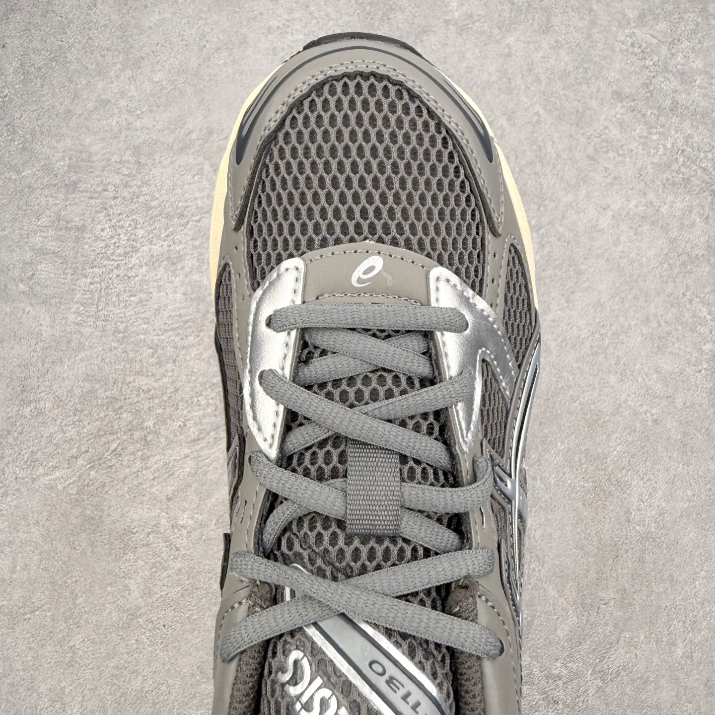 ＃XN Asics Gel-1130 亚瑟士系列低帮复古休闲运动慢跑鞋 整双鞋在鞋面部分选用网眼布与皮革