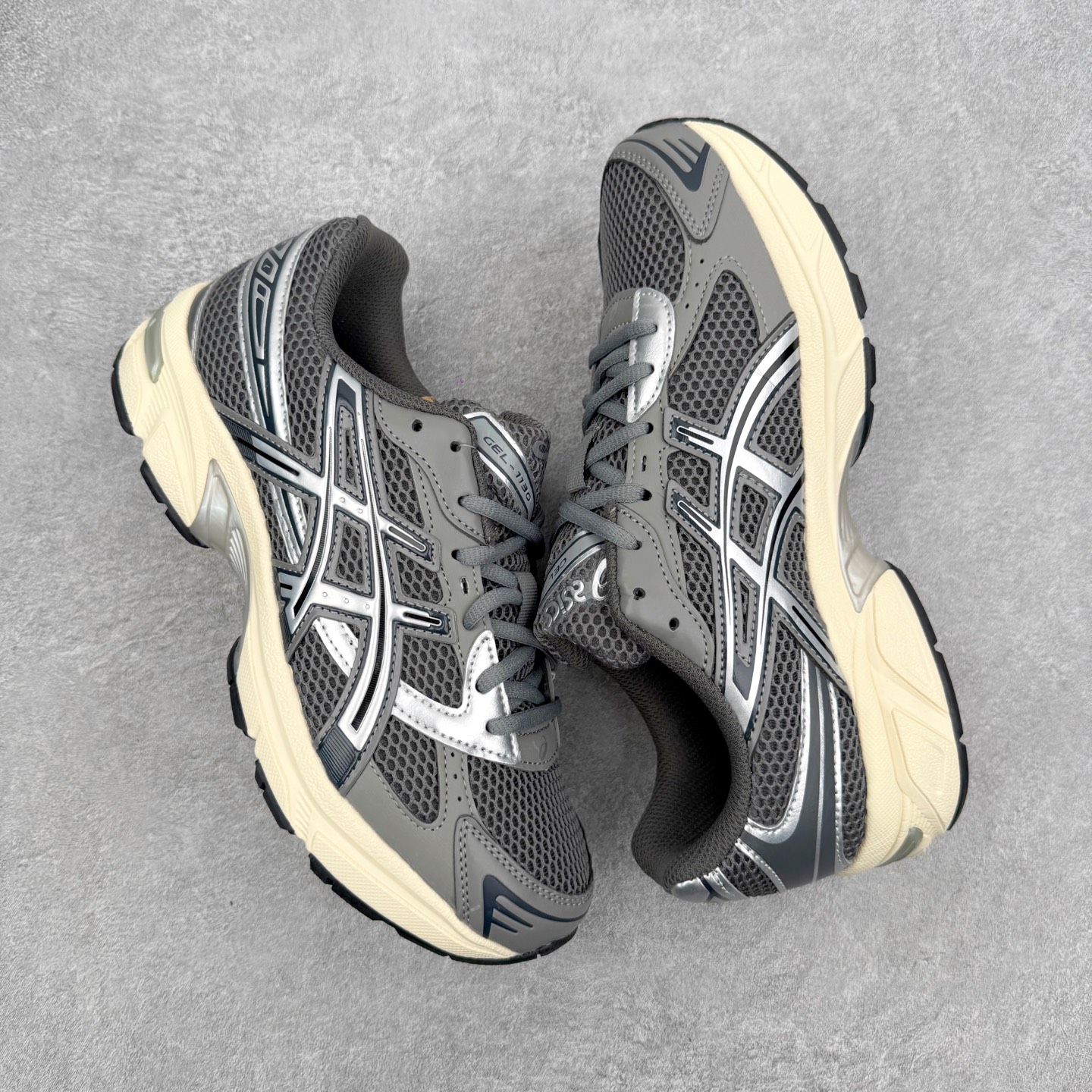＃XN Asics Gel-1130 亚瑟士系列低帮复古休闲运动慢跑鞋 整双鞋在鞋面部分选用网眼布与皮革